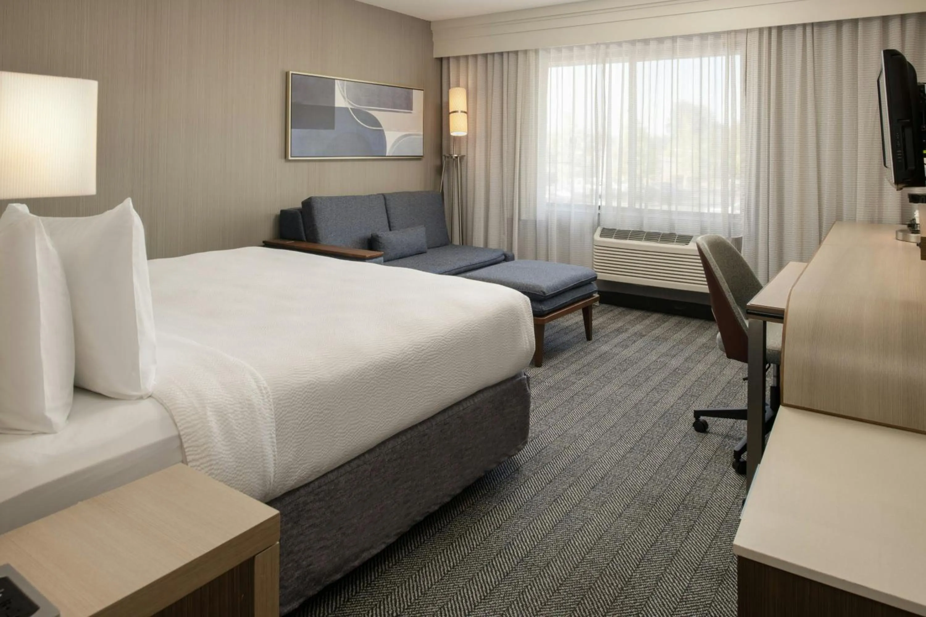 Photo of the whole room, Bed in Courtyard by Marriott Vacaville