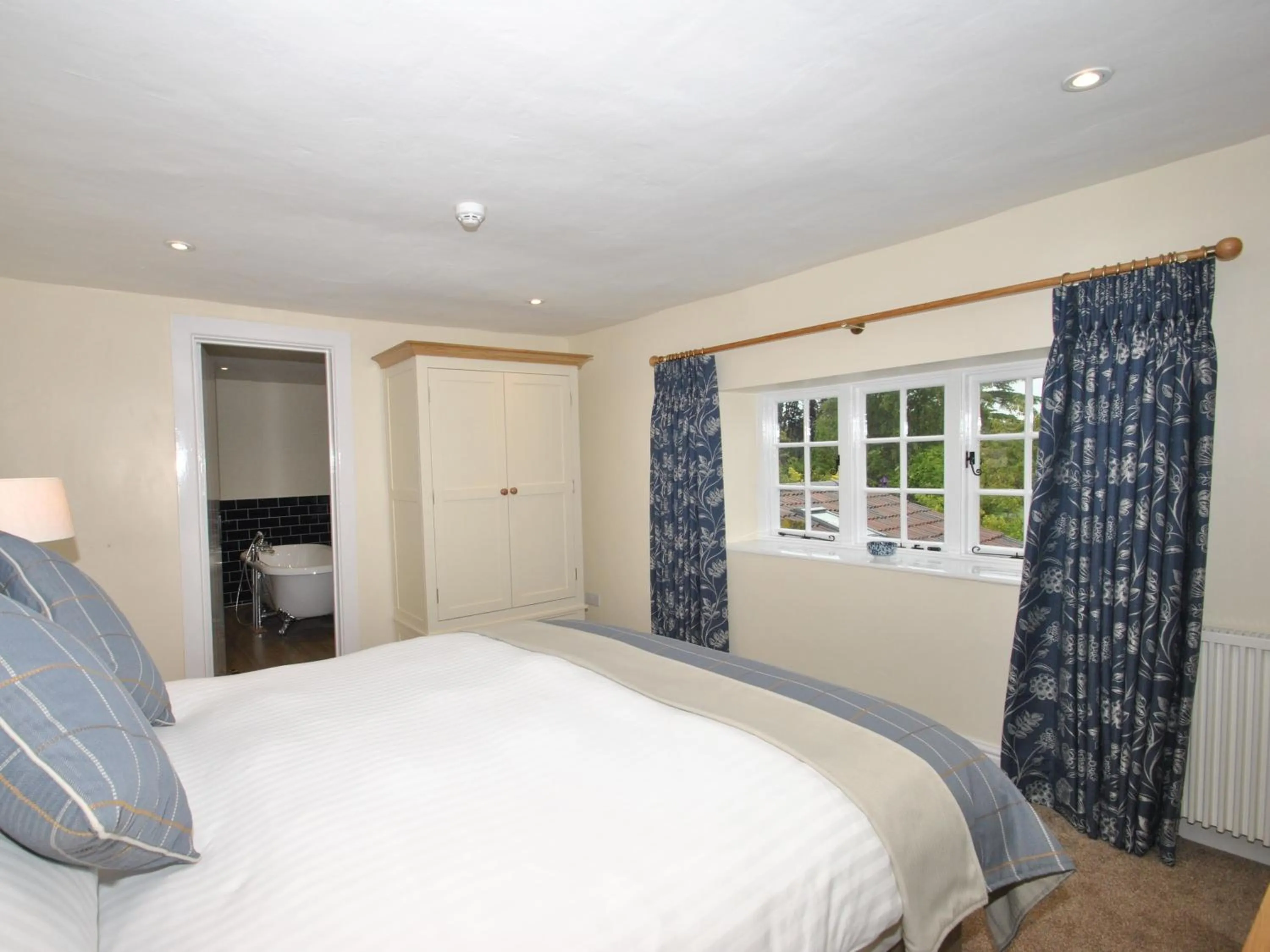 Bedroom, Bed in The Hood Arms