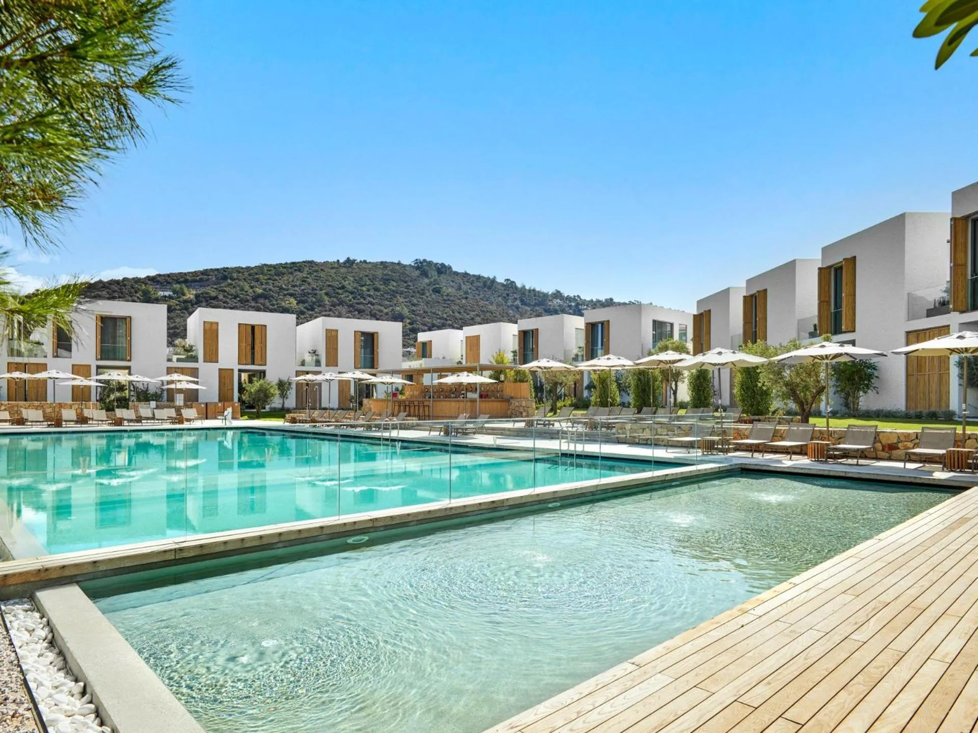 Swimming pool in Voyage Torba Hotel