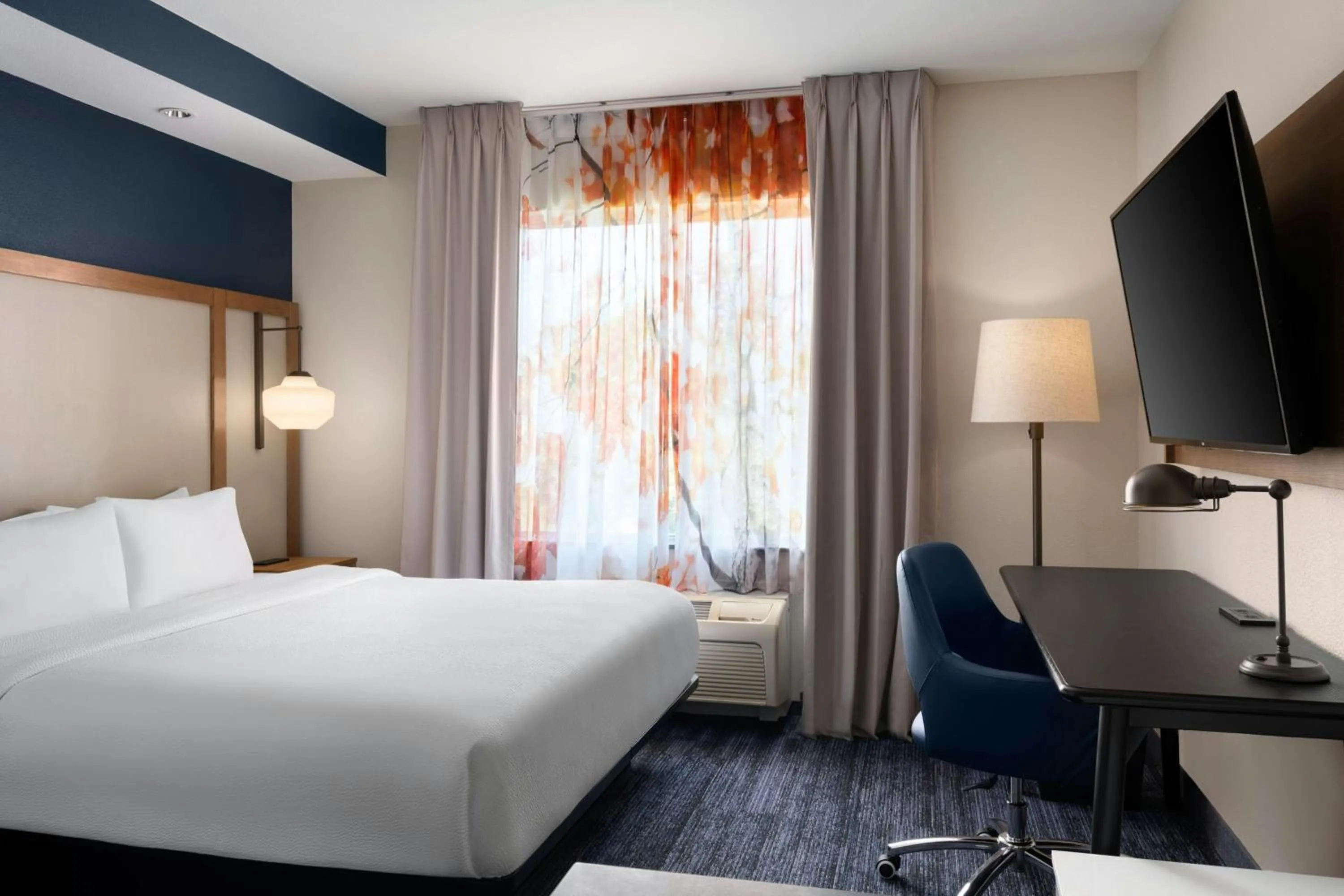 Photo of the whole room, Bed in Fairfield Inn and Suites Sacramento Airport Natomas