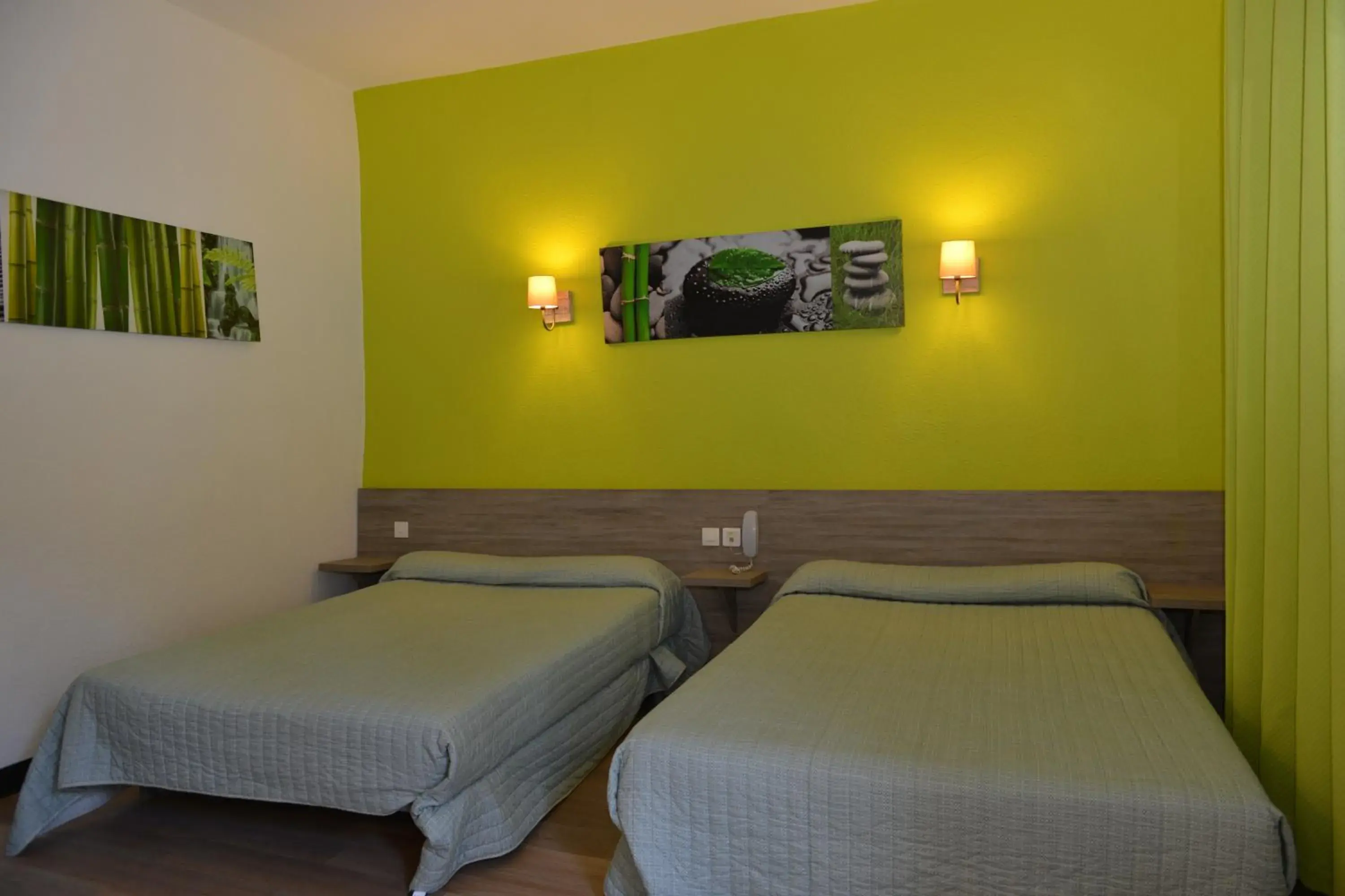 Bed in Hôtel Colisée-Verdun Centre Gare Saint-Roch Bed in Hôtel Colisée-Verdun Centre Gare Saint-Roch