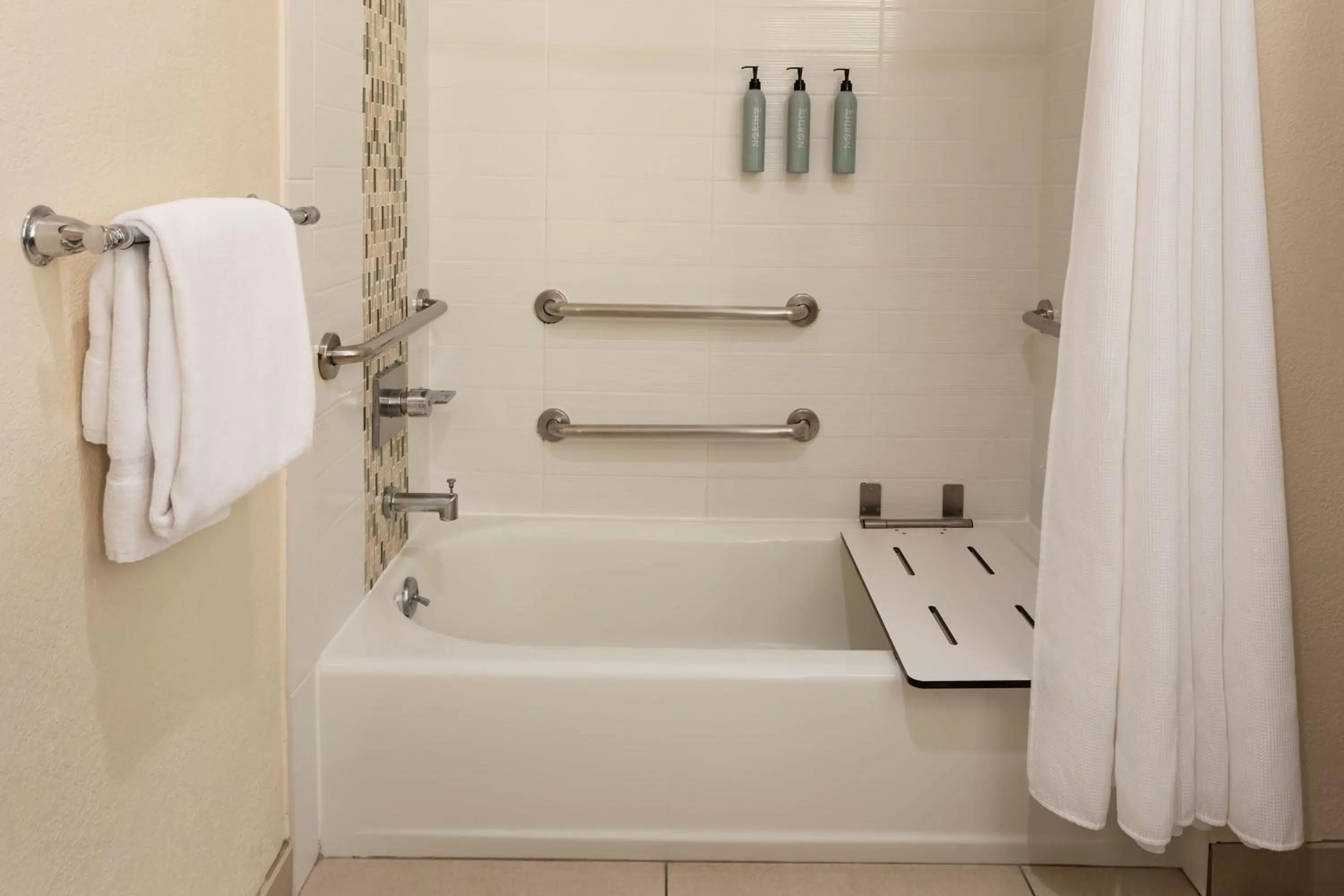 Bathroom in Courtyard by Marriott San Diego Del Mar/Solana Beach