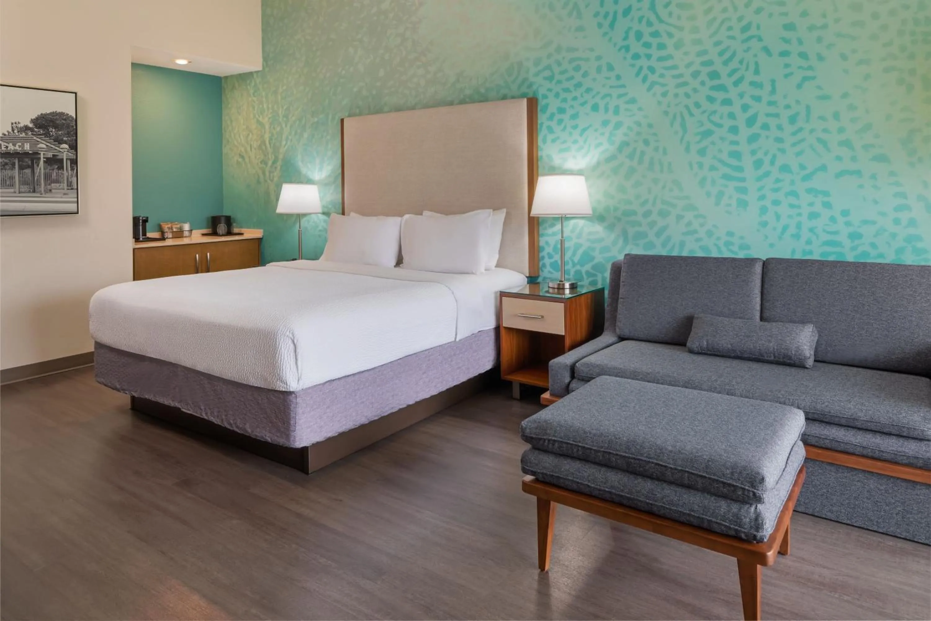 Photo of the whole room, Bed in Courtyard by Marriott San Diego Del Mar/Solana Beach