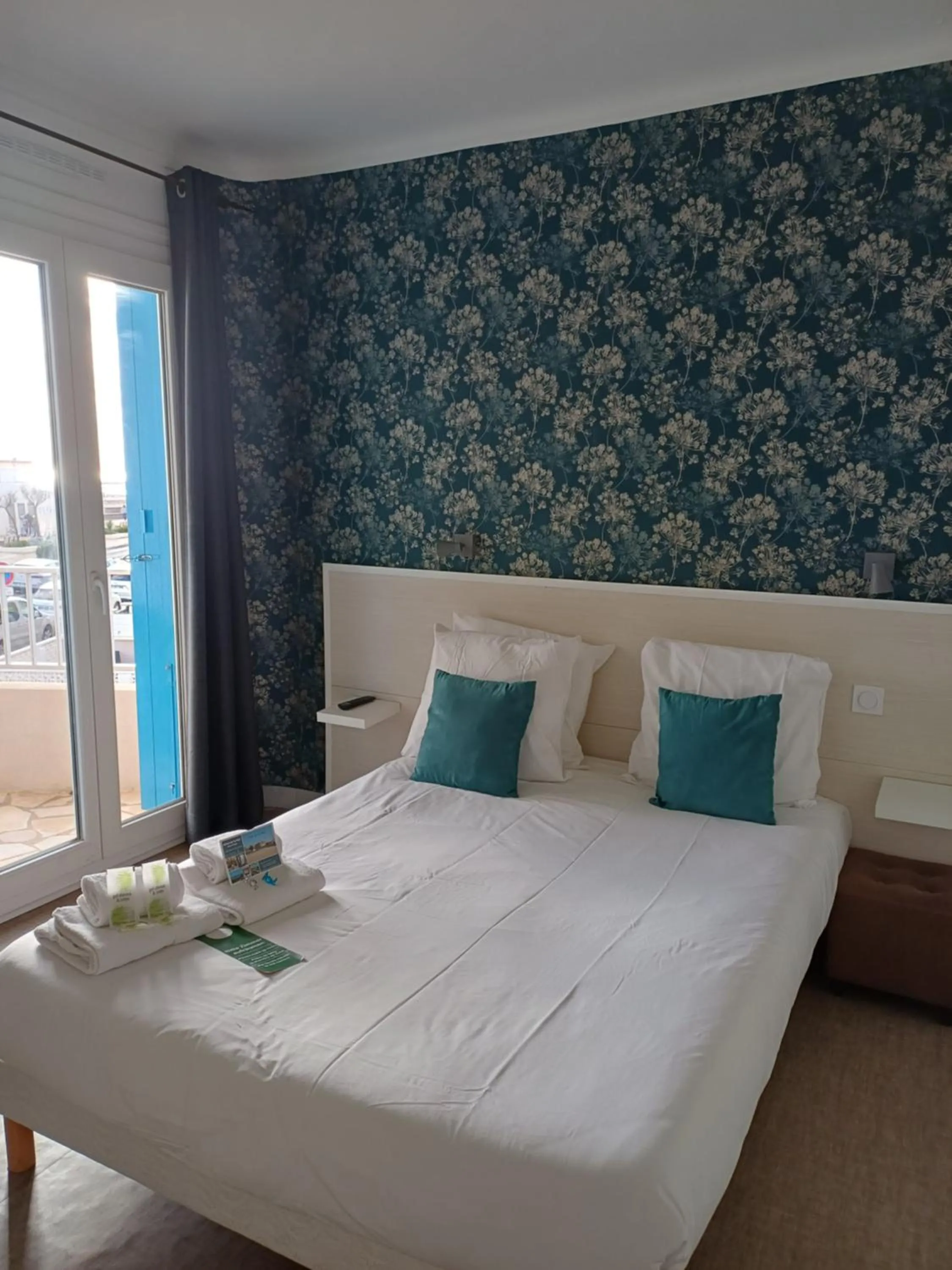 Bedroom, Bed in Hôtel de la Mer