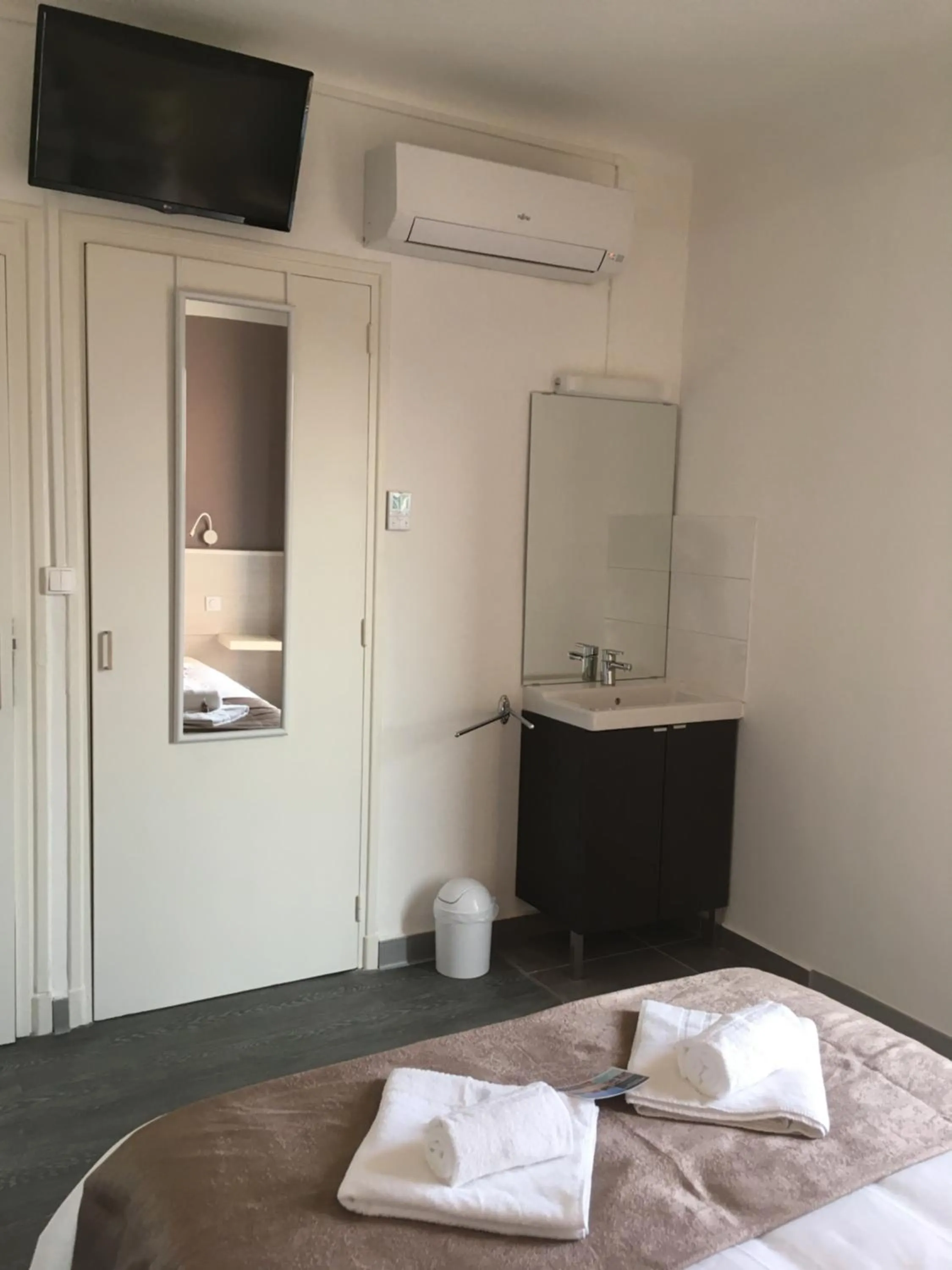 TV and multimedia, Bed in Hôtel de la Mer