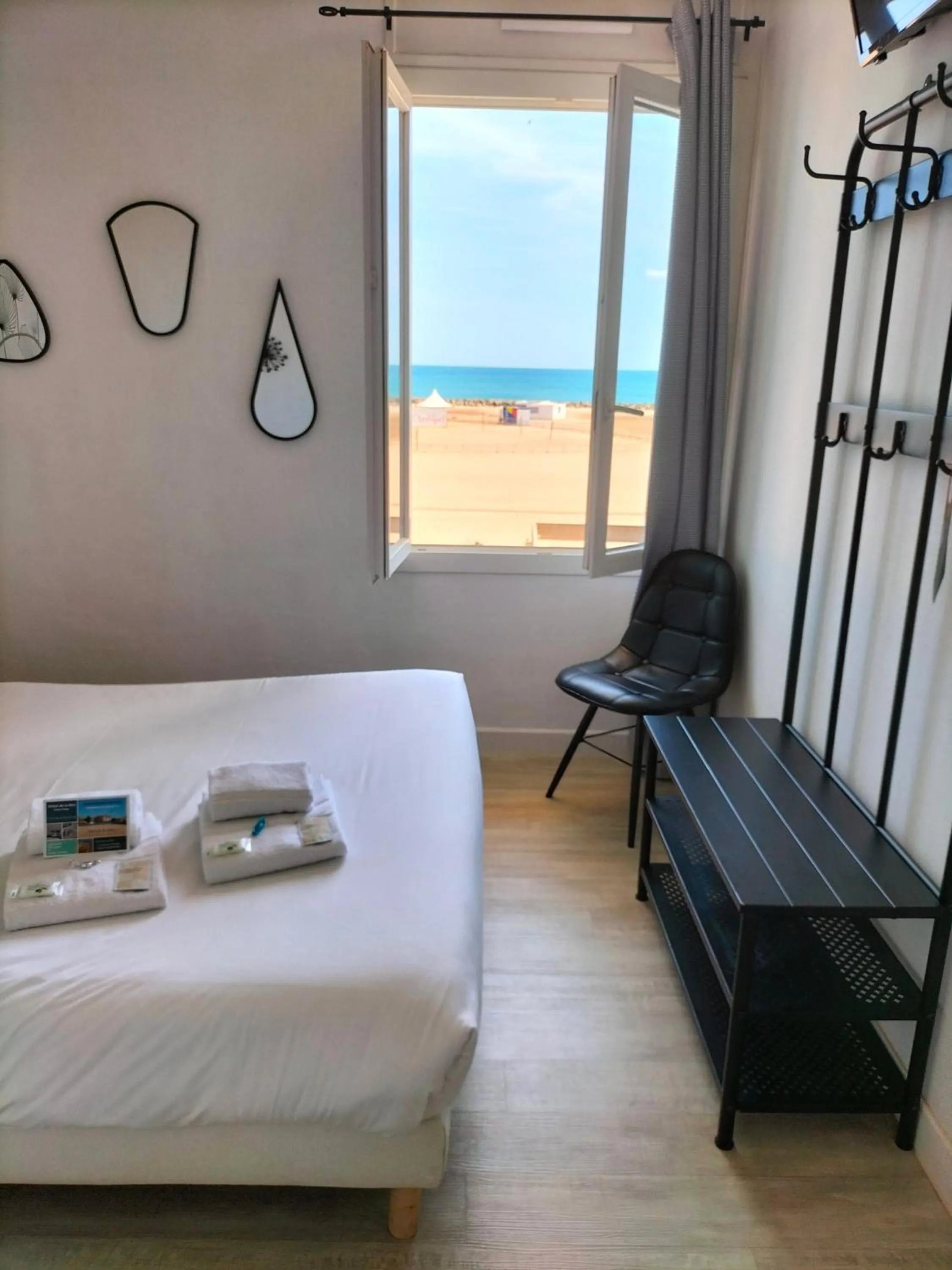 TV and multimedia, Bed in Hôtel de la Mer