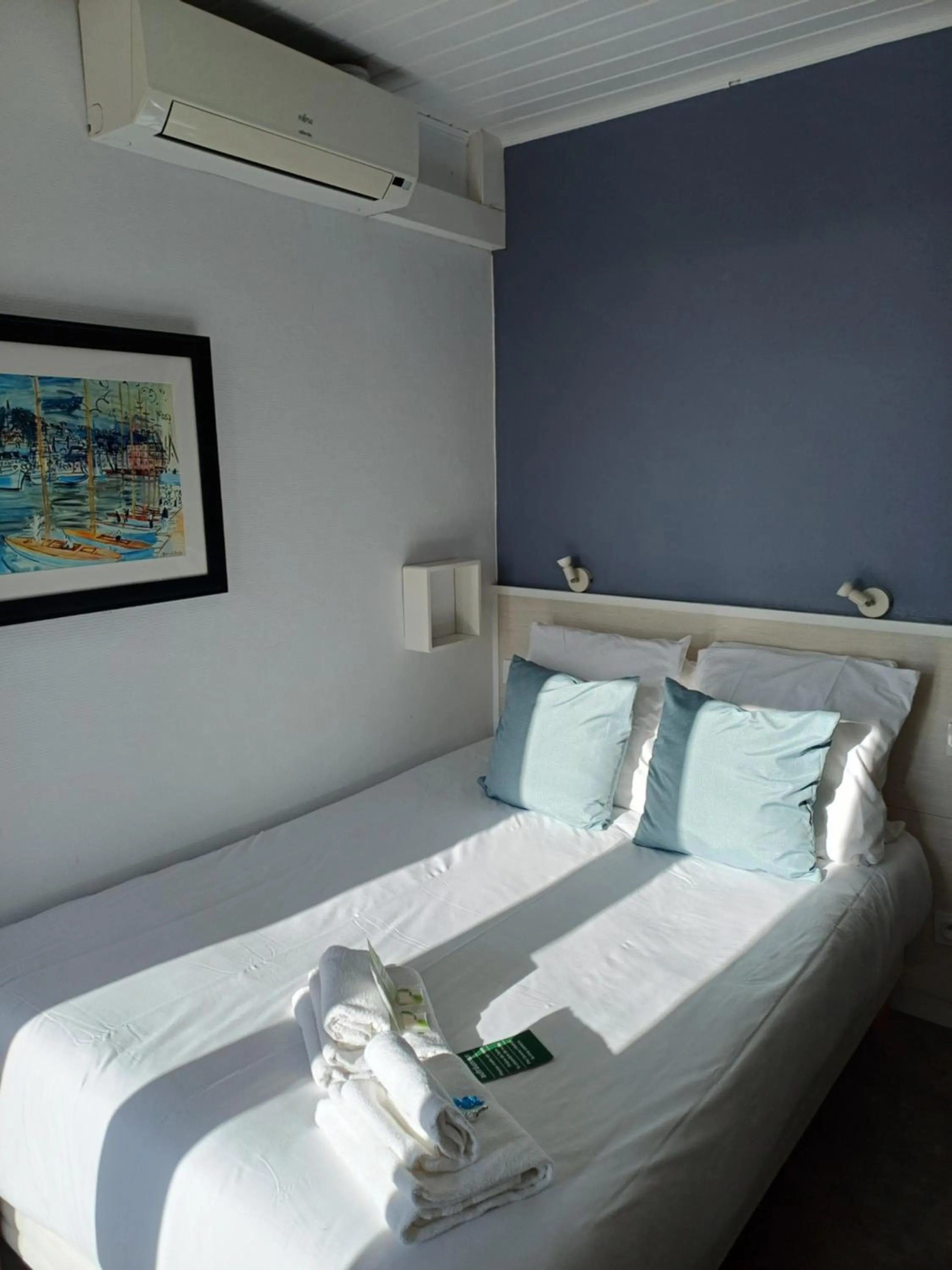 Bedroom, Bed in Hôtel de la Mer