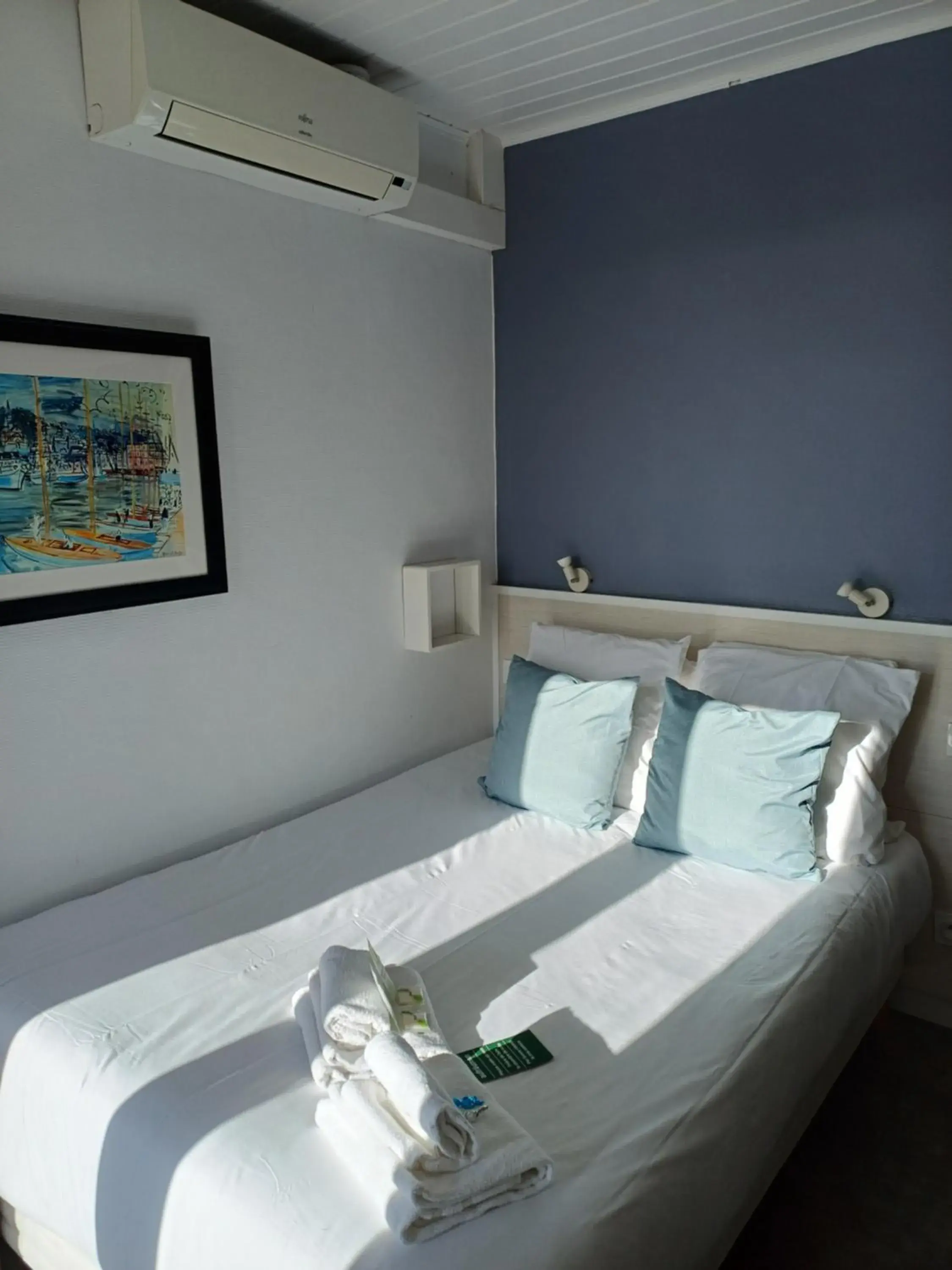 Double Room with Balcony and Sea Front View in Hôtel de la Mer Double Room with Balcony and Sea Front View in Hôtel de la Mer