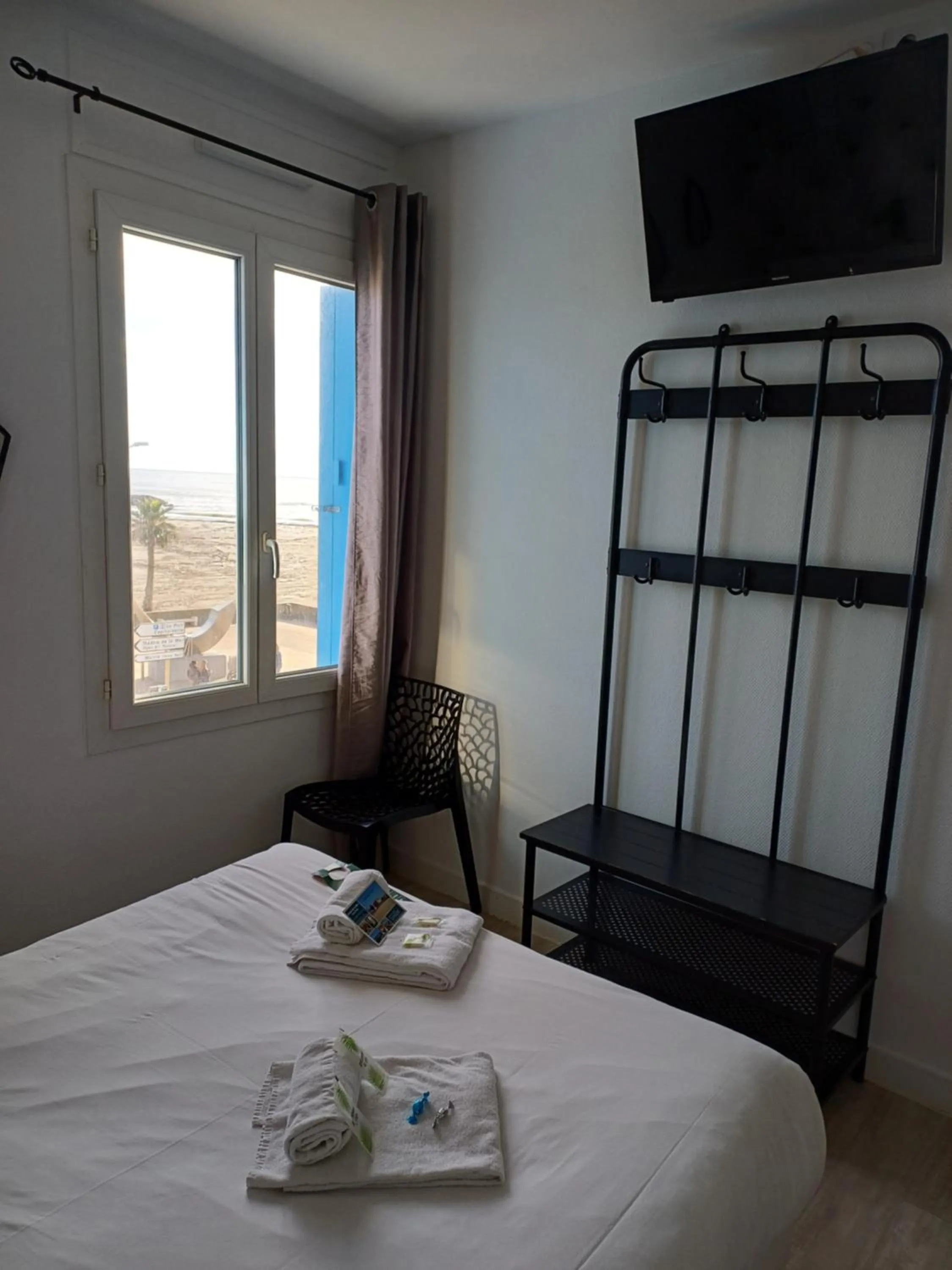 Bedroom, Bed in Hôtel de la Mer