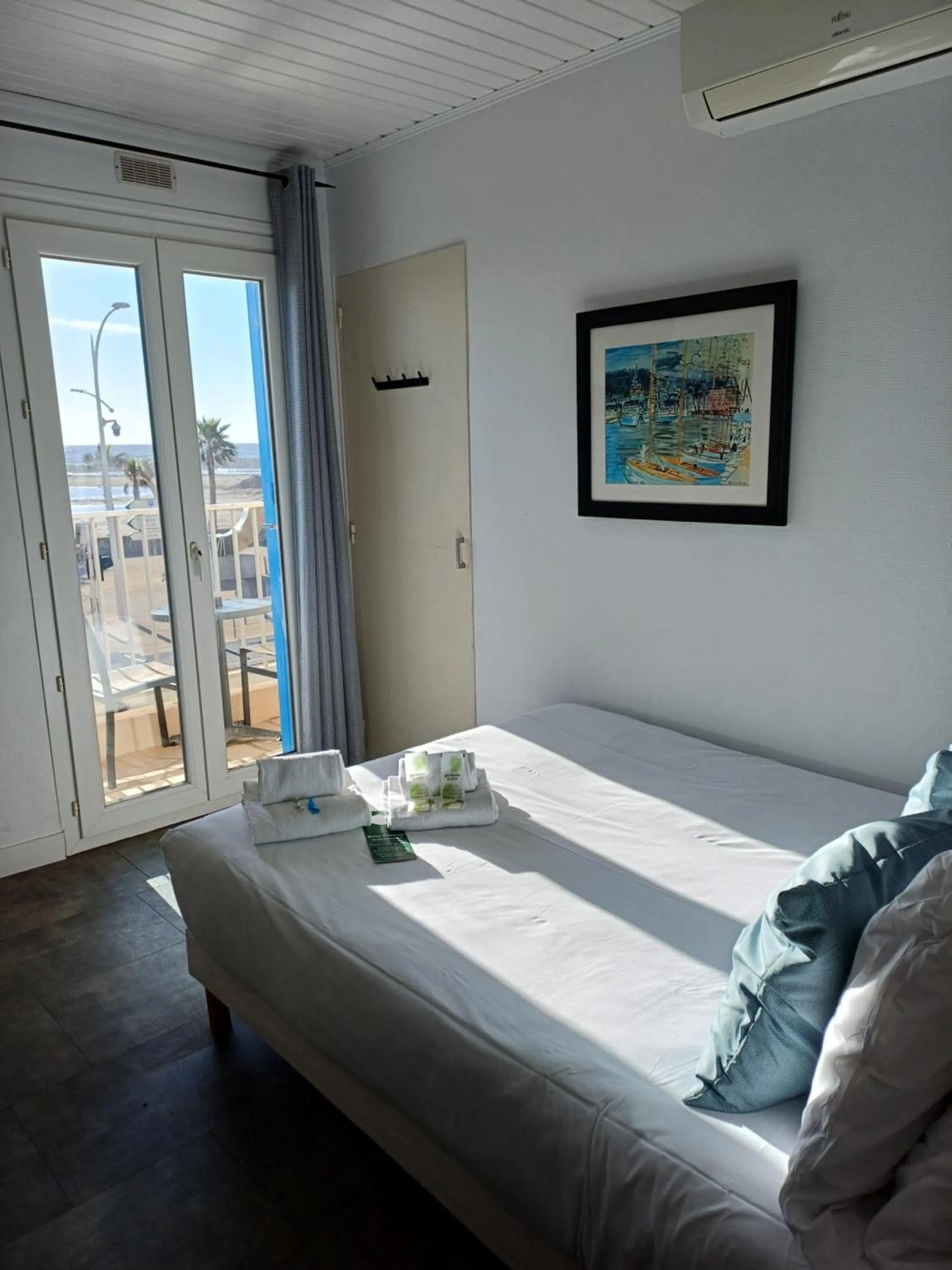 Bed in Hôtel de la Mer