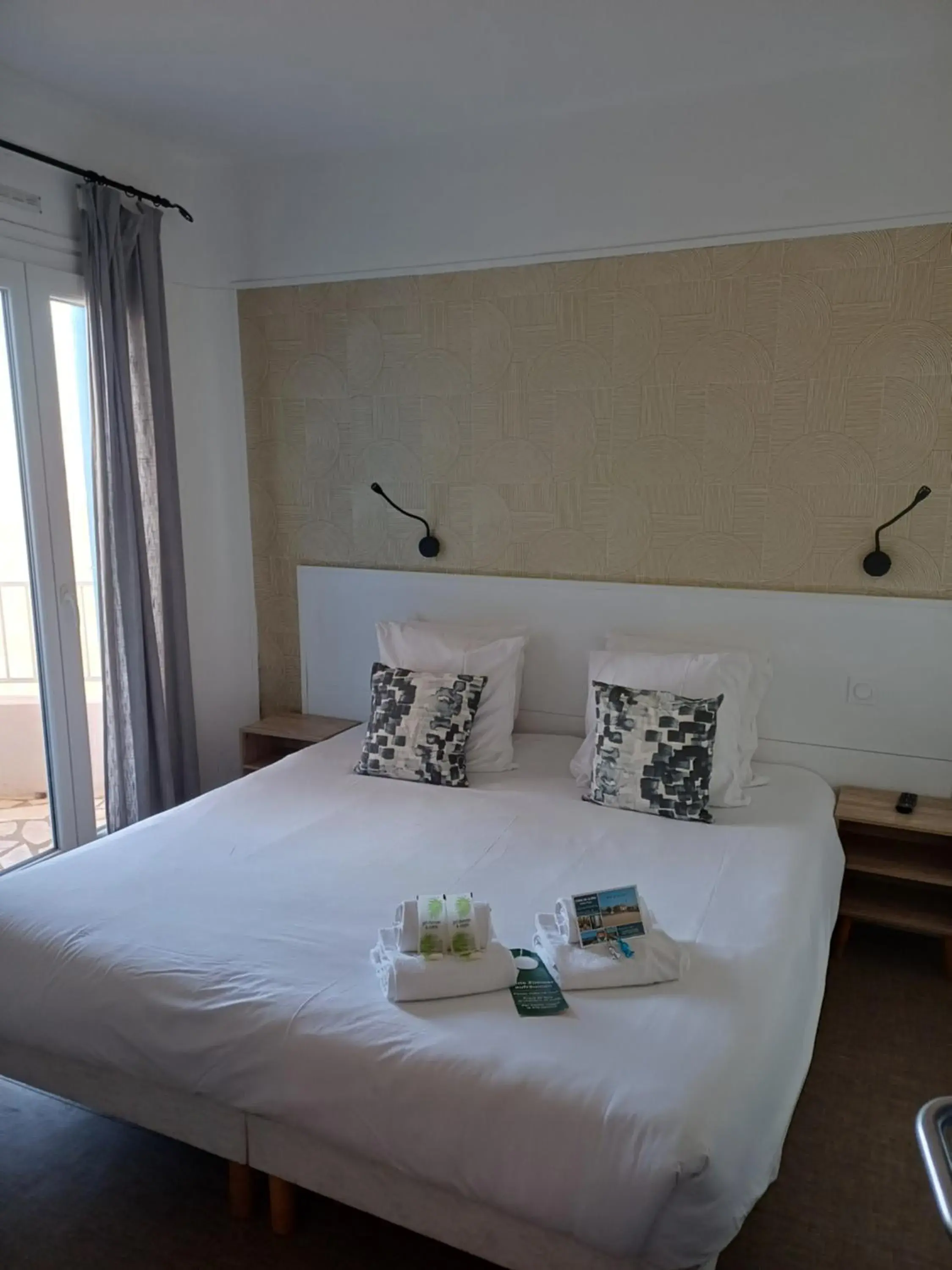 Double Room with Balcony - Sea and Street View in Hôtel de la Mer Double Room with Balcony - Sea and Street View in Hôtel de la Mer