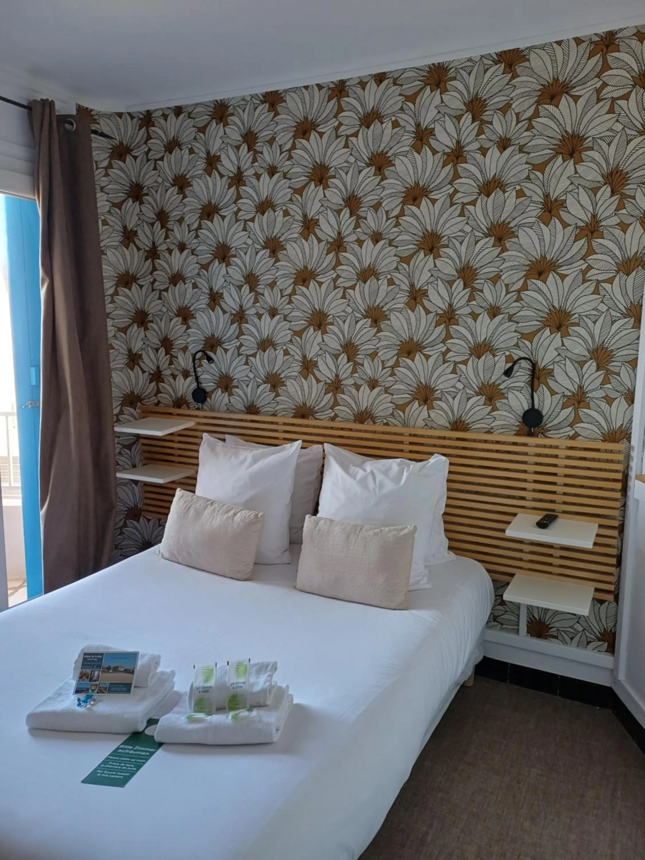 Photo of the whole room, Bed in Hôtel de la Mer