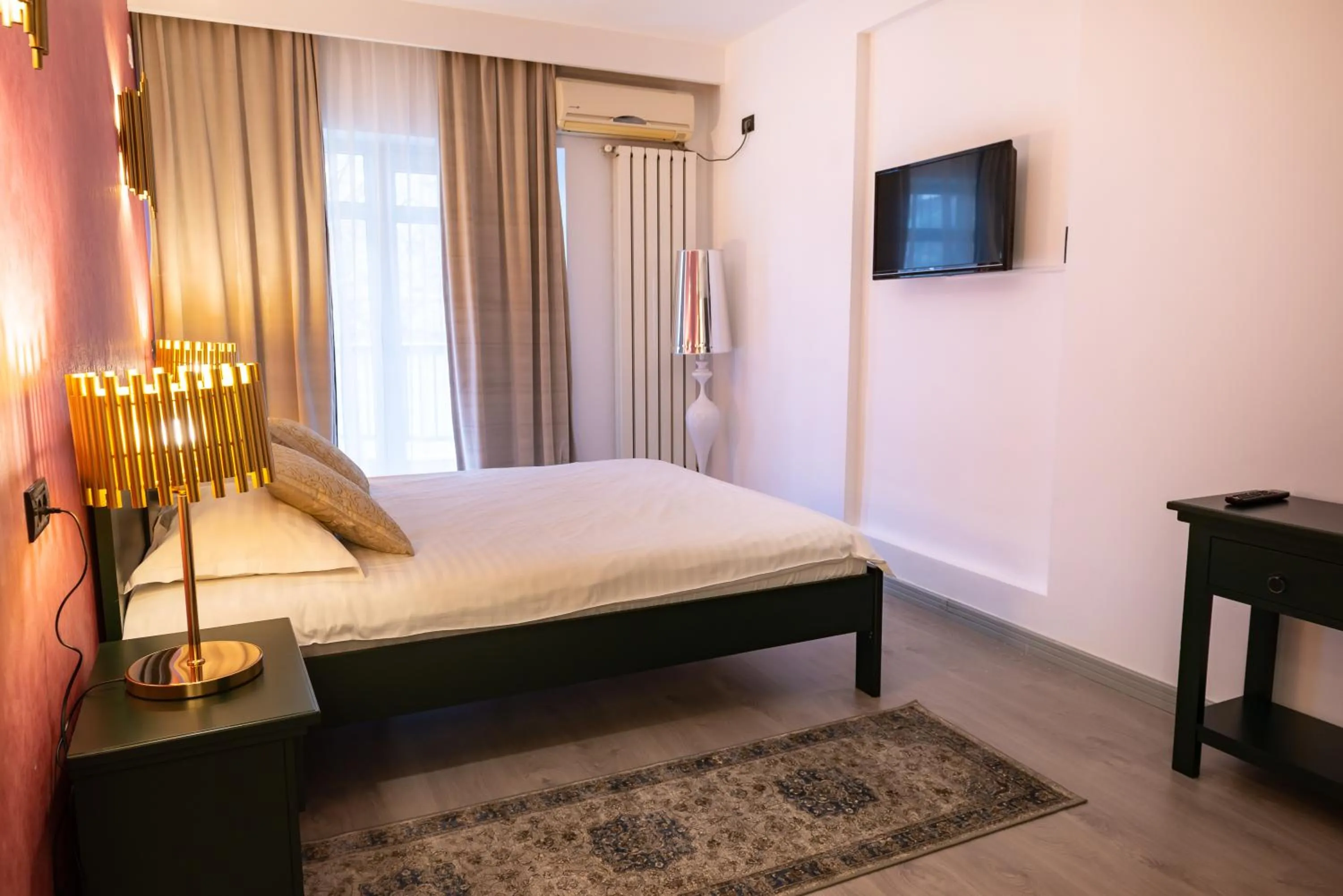 Bed in Phoenicia Suites Baneasa