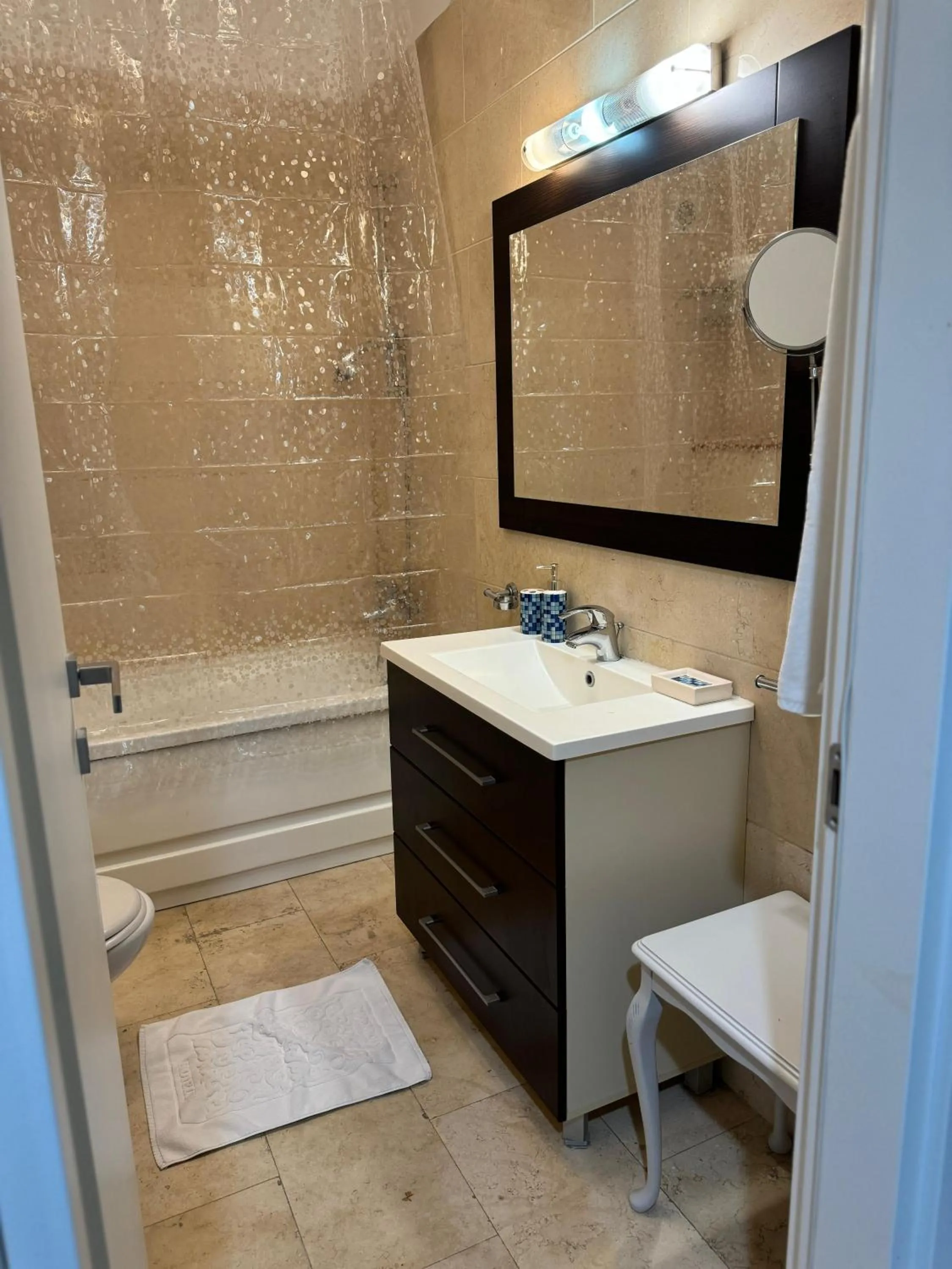 Bathroom in Phoenicia Suites Baneasa