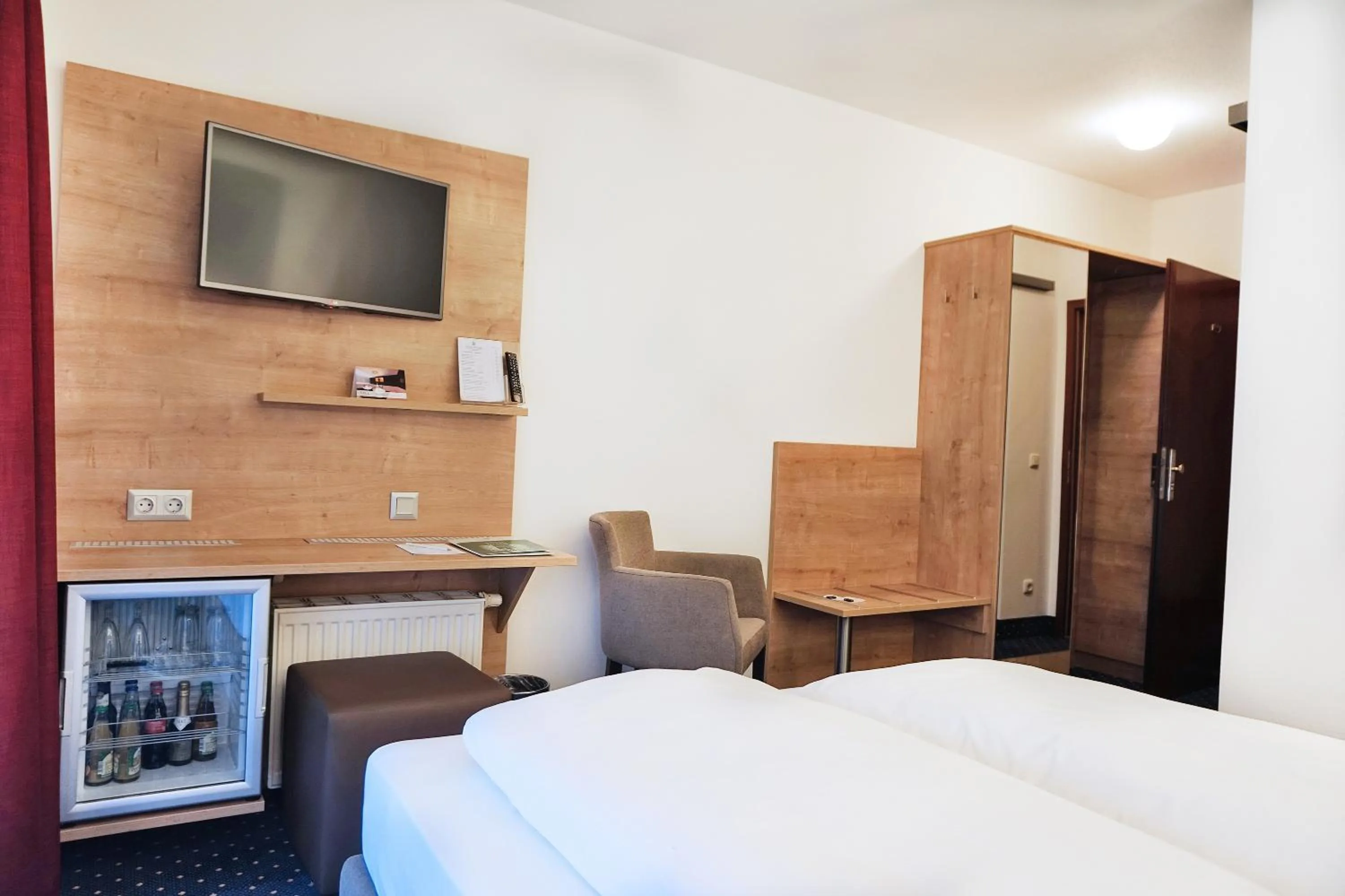 Bedroom, Bed in Hotel Poinger Hof