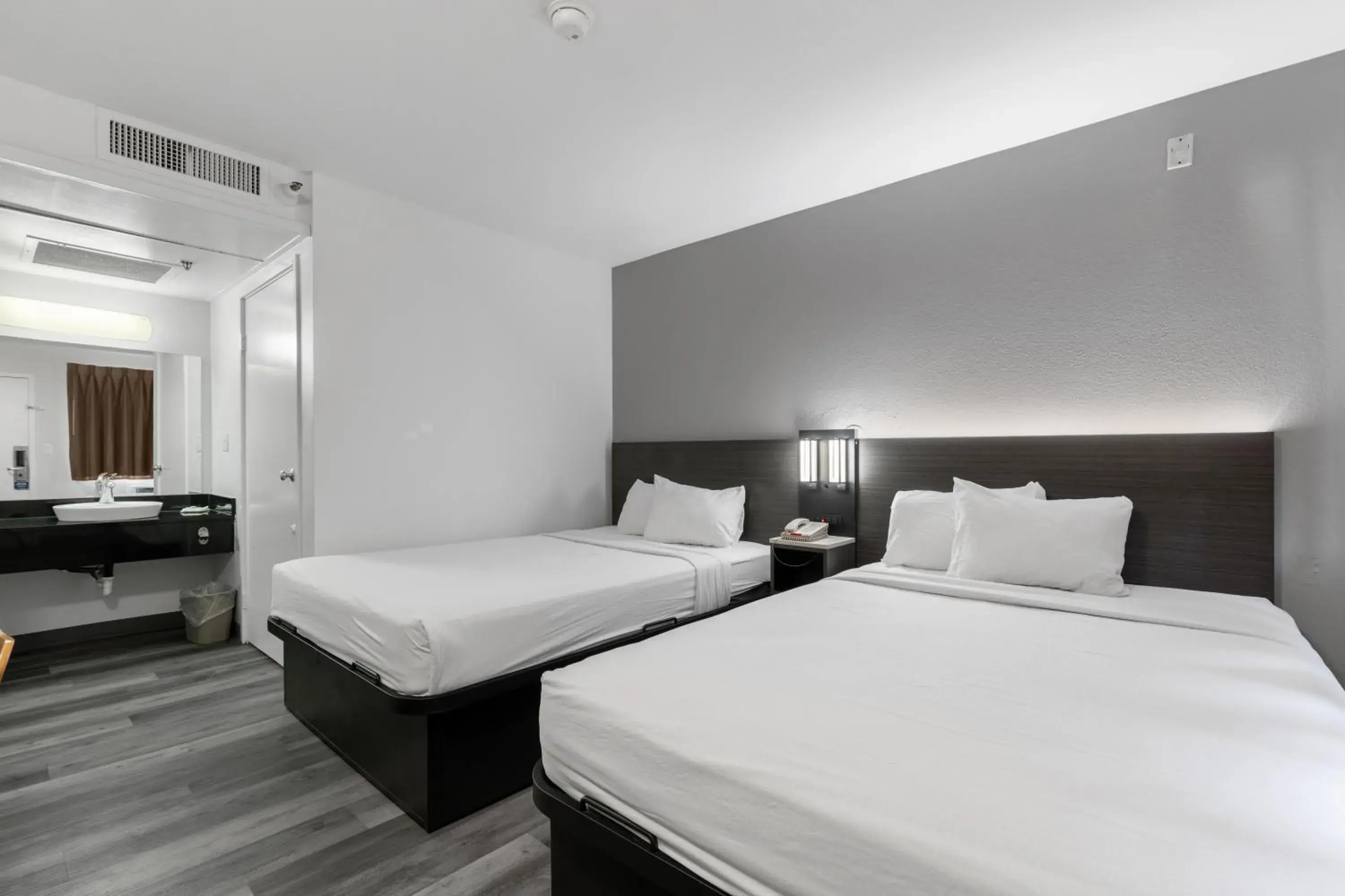 Quadruple Room in Motel 6-Oceanside, CA Quadruple Room in Motel 6-Oceanside, CA