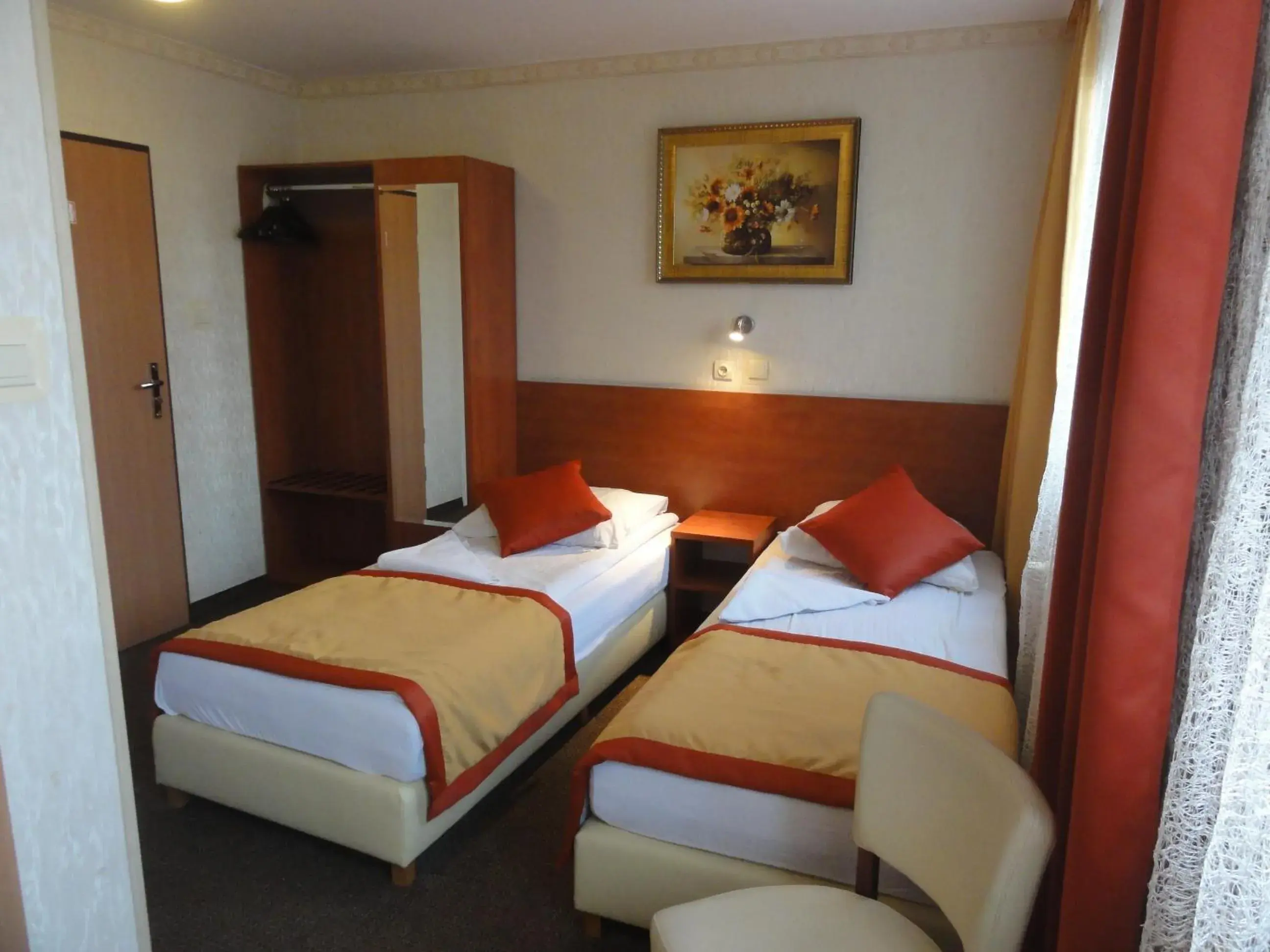 Standard Twin Room in Hotel Pomorski Standard Twin Room in Hotel Pomorski