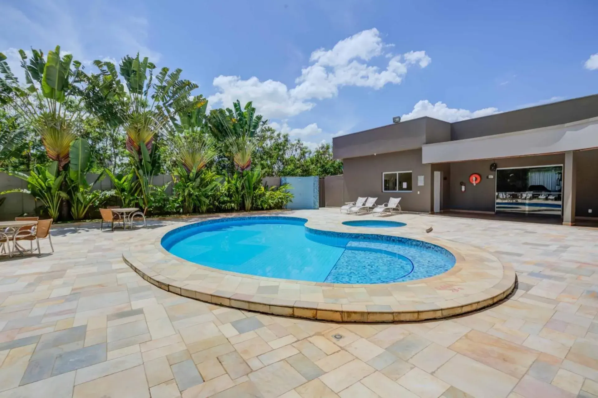 Swimming pool in Quality Hotel Jundiaí Swimming pool in Quality Hotel Jundiaí