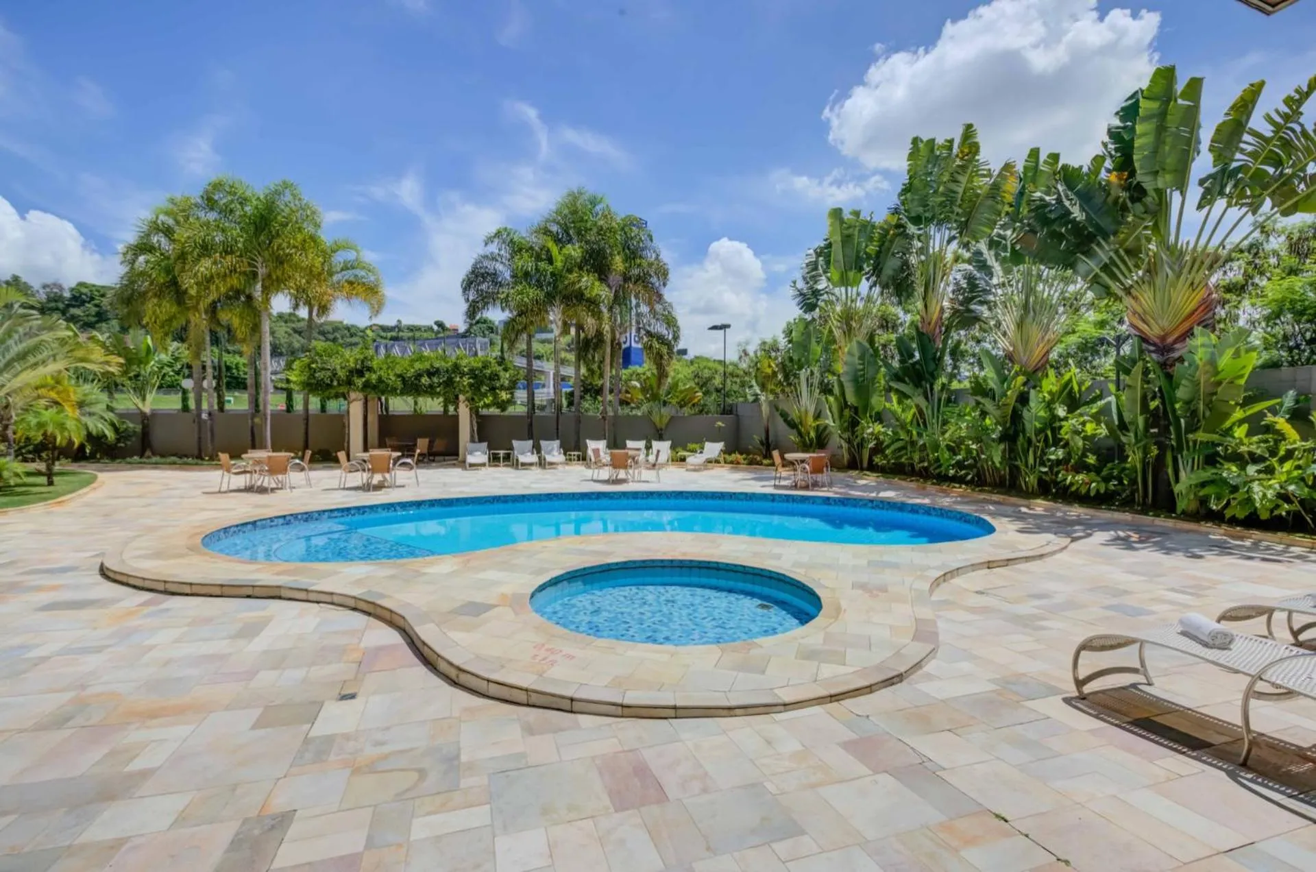 Swimming pool in Quality Hotel Jundiaí