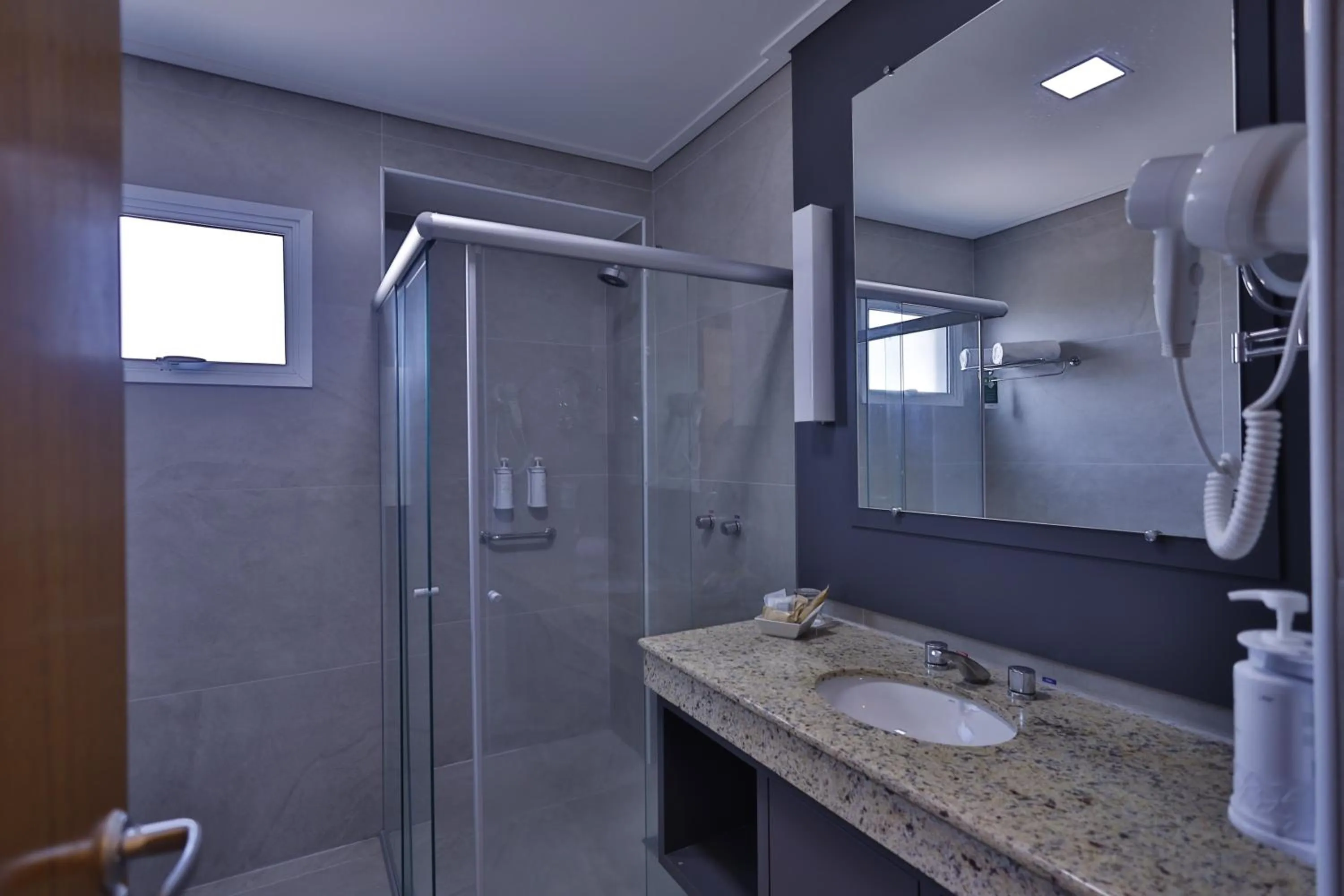 Bathroom in Quality Hotel Jundiaí