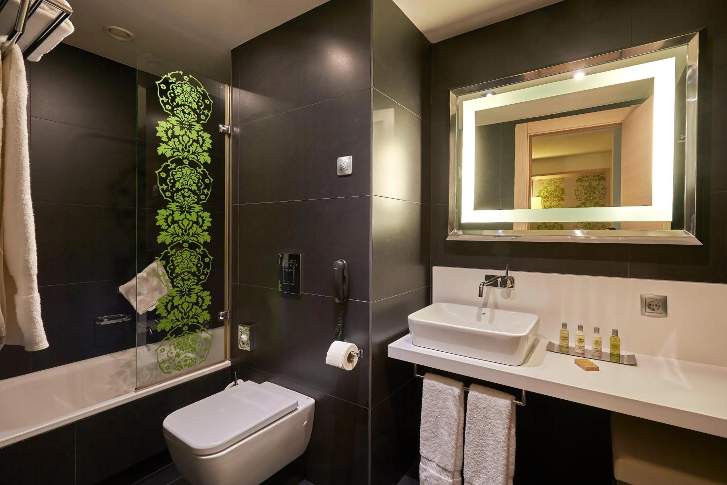 Bathroom in DoubleTree by Hilton Girona