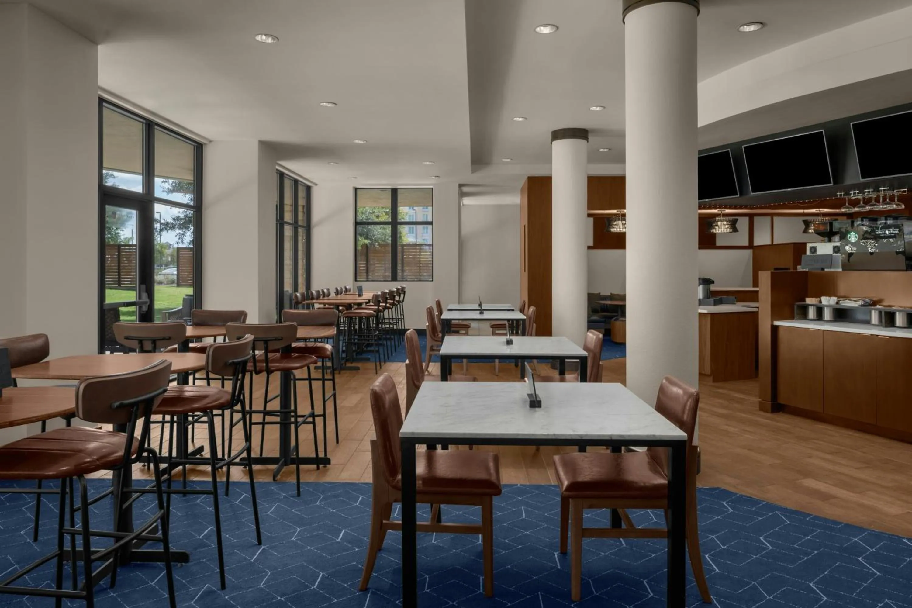 Restaurant/places to eat in Courtyard by Marriott San Antonio Six Flags at The RIM