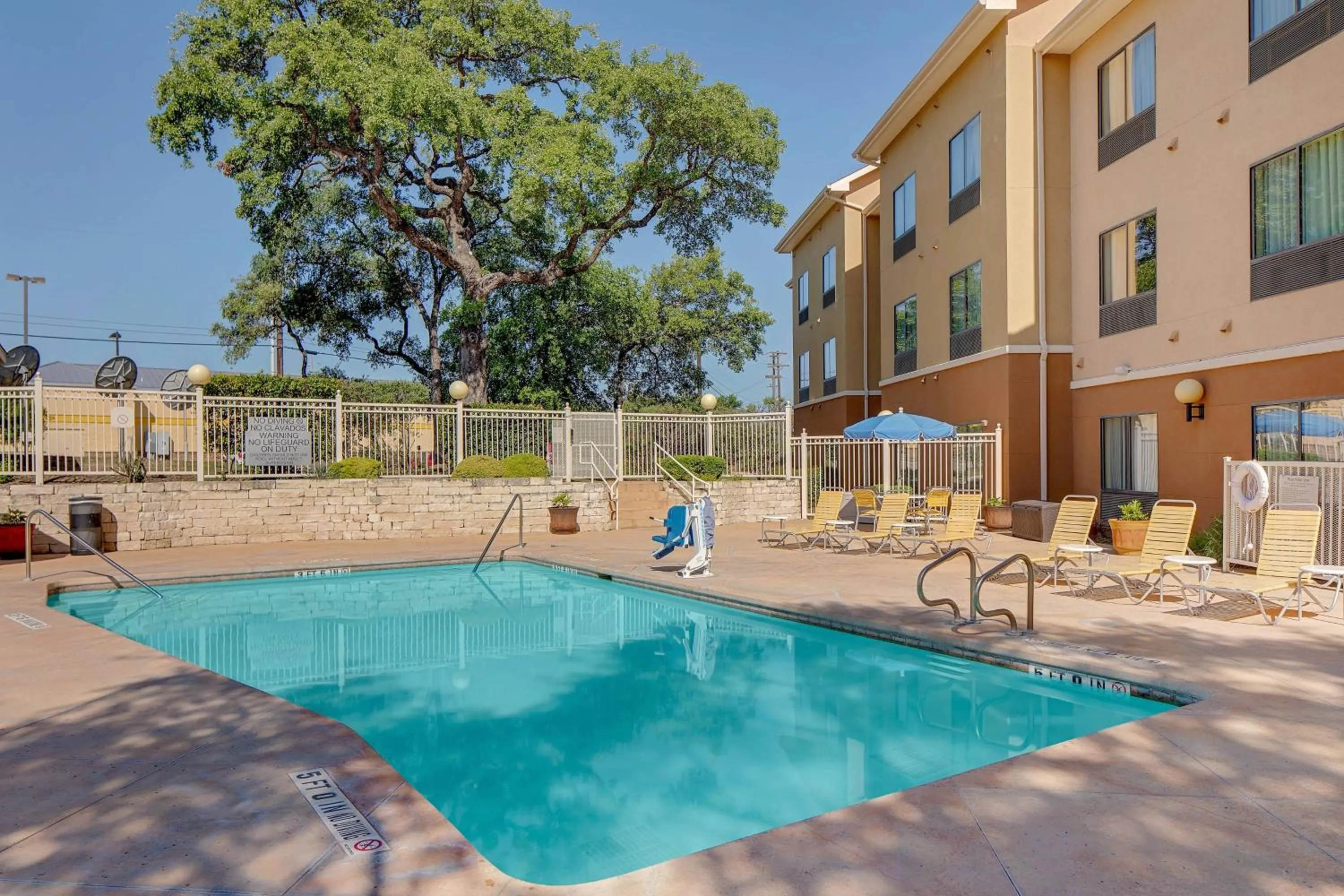 Swimming pool in Fairfield Inn & Suites by Marriott San Antonio SeaWorld / Westover Hills