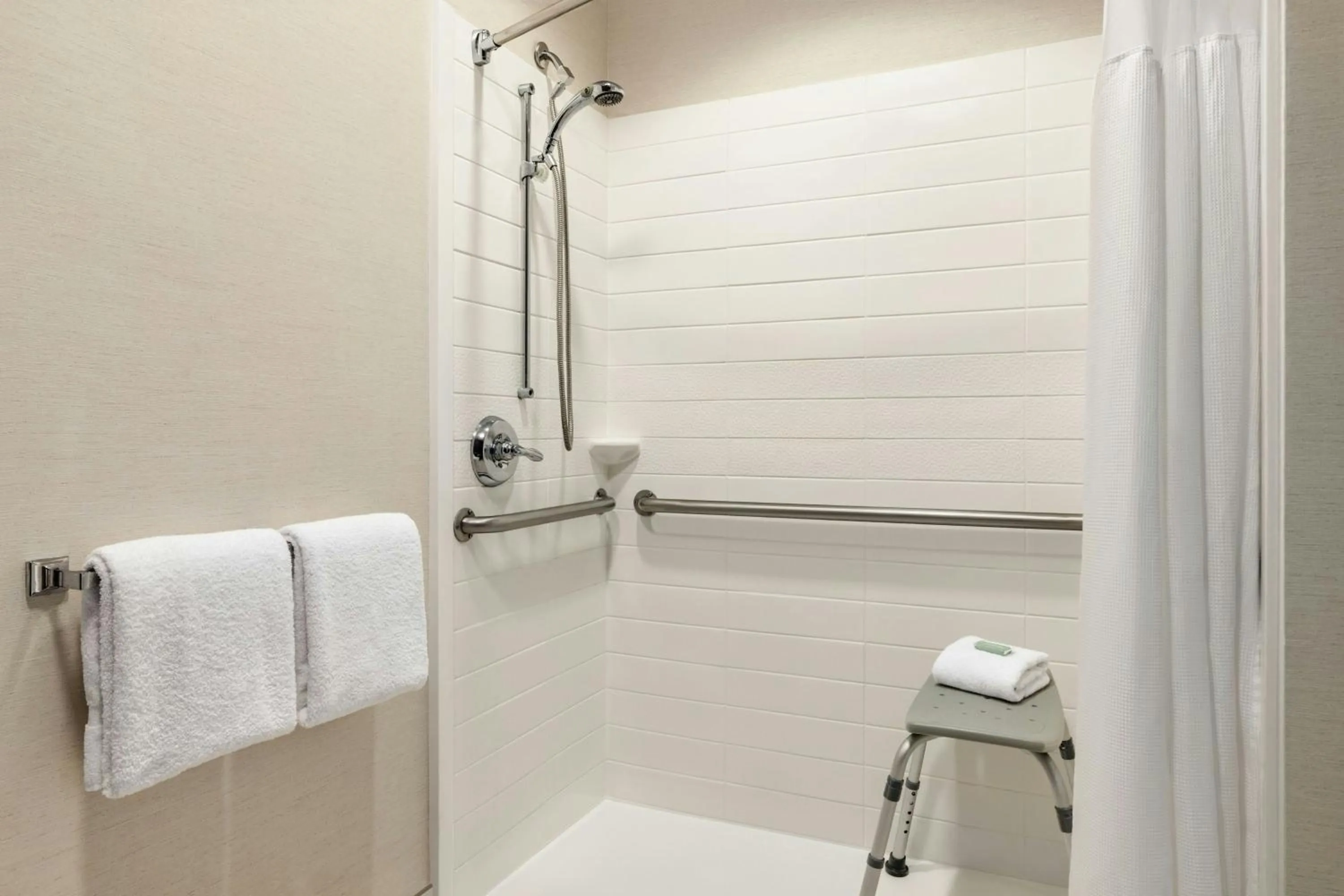 Bathroom in Fairfield Inn & Suites Savannah I-95 South