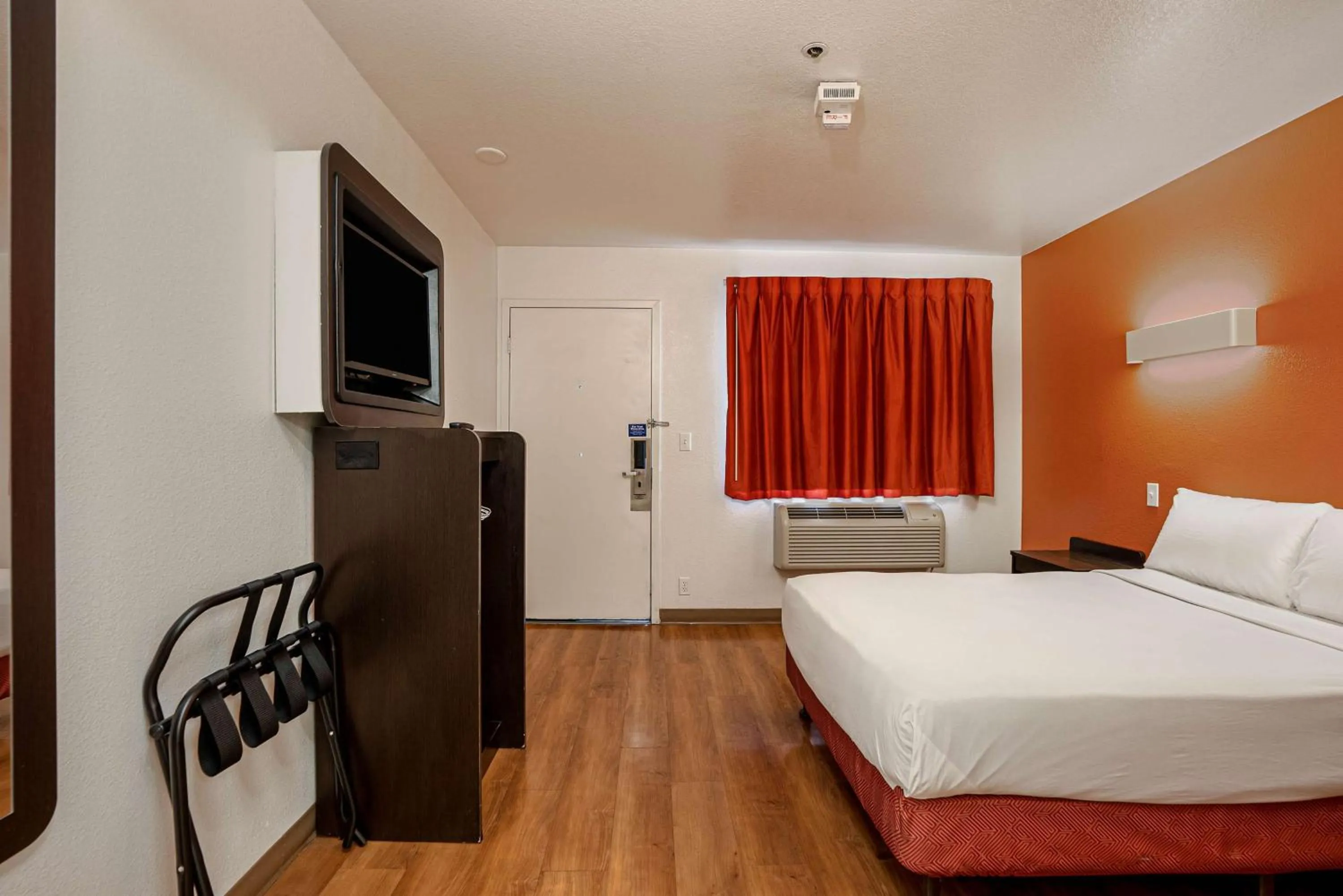 Bedroom, Bed in Motel 6-Temecula, CA - Historic Old Town