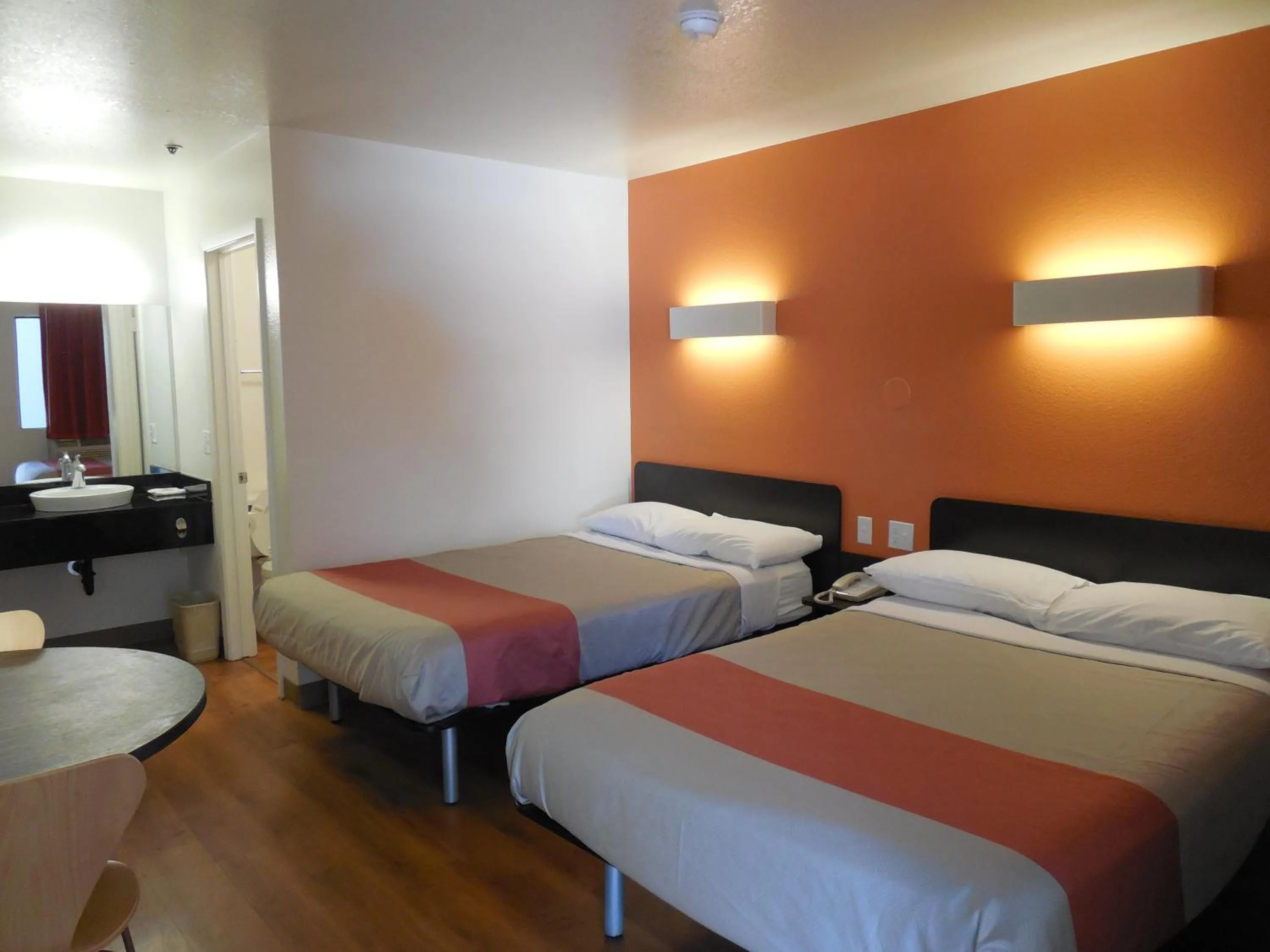 Photo of the whole room, Bed in Motel 6-Temecula, CA - Historic Old Town