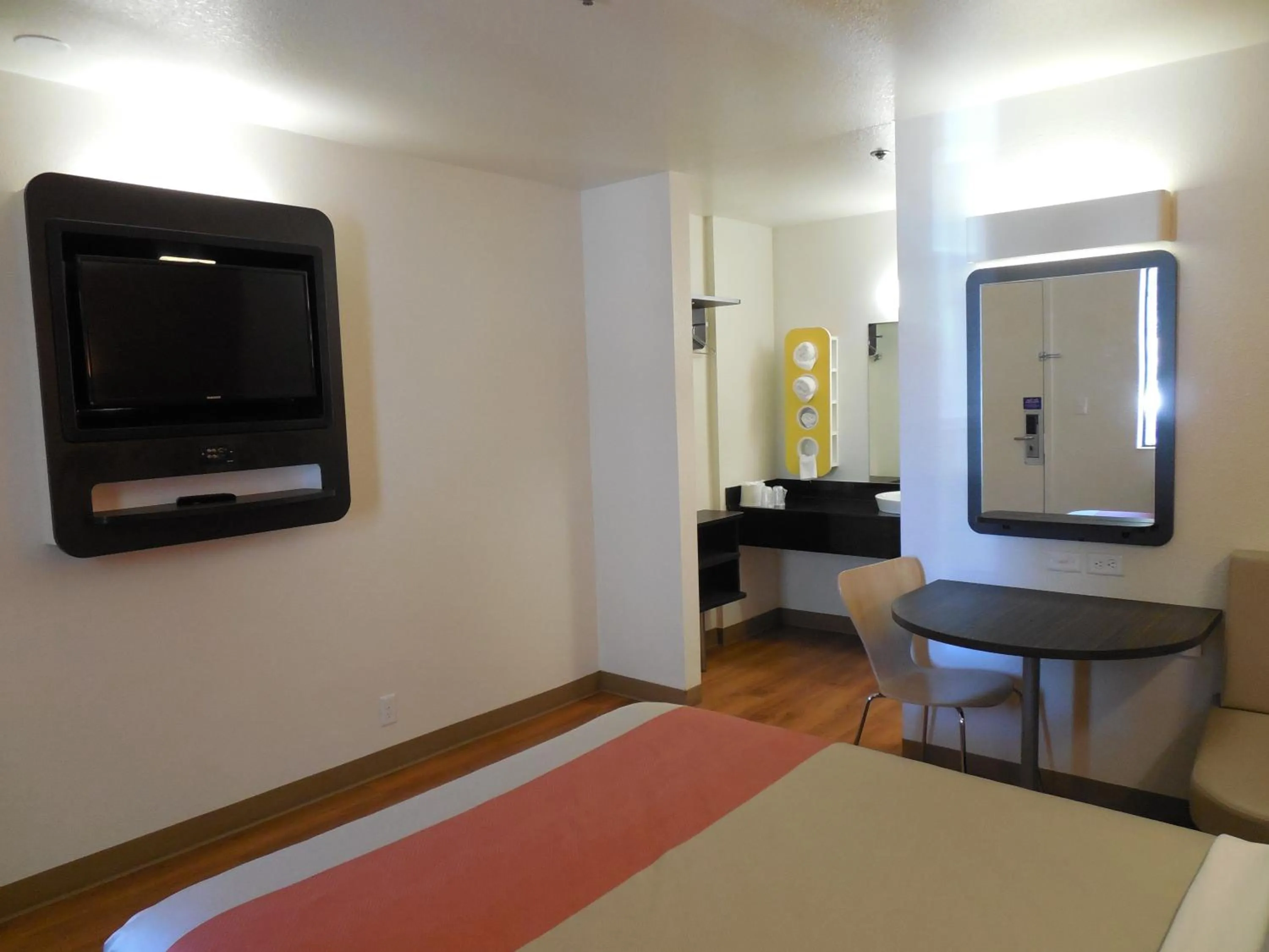 Photo of the whole room, Bed in Motel 6-Temecula, CA - Historic Old Town