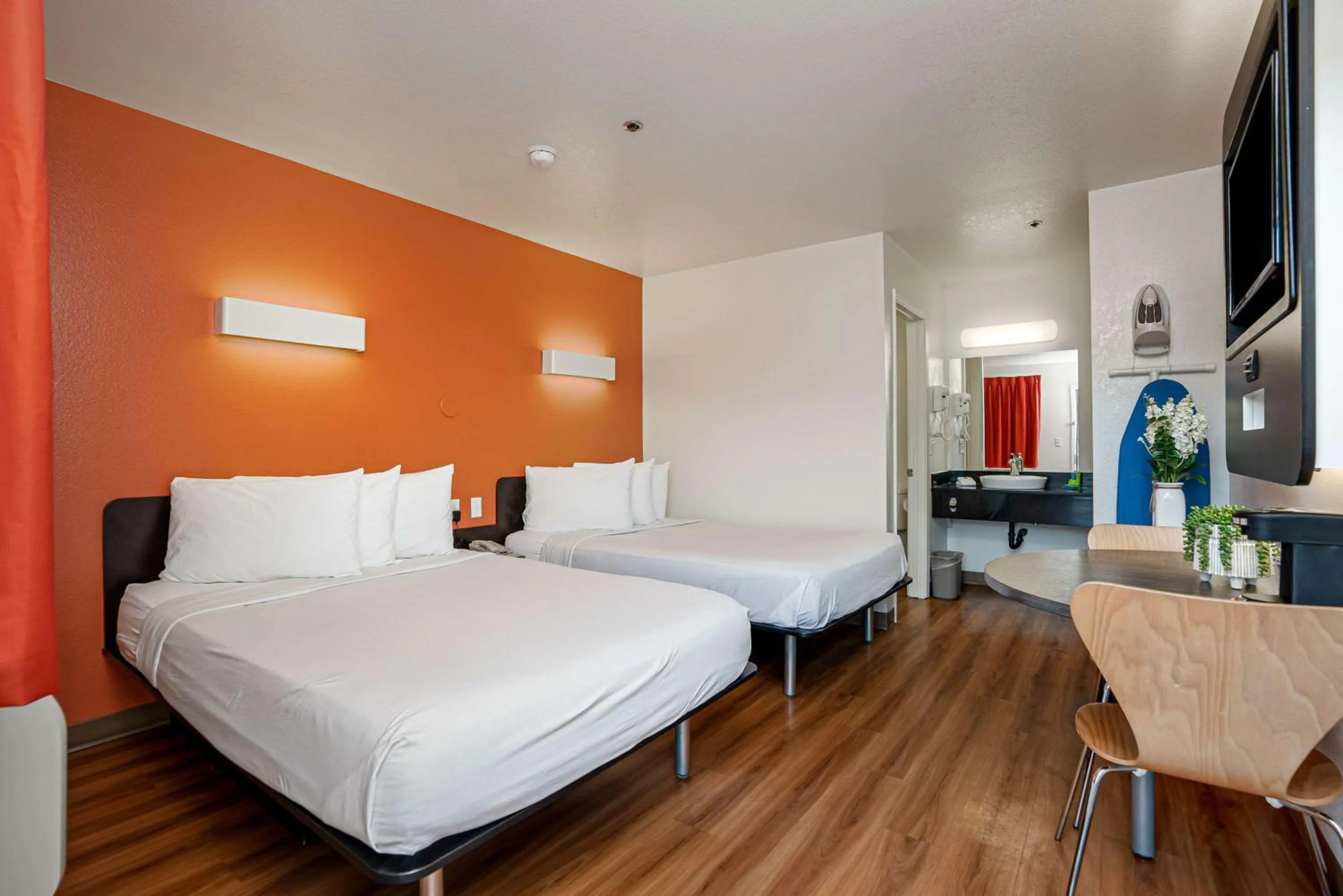 Bedroom, Bed in Motel 6-Temecula, CA - Historic Old Town