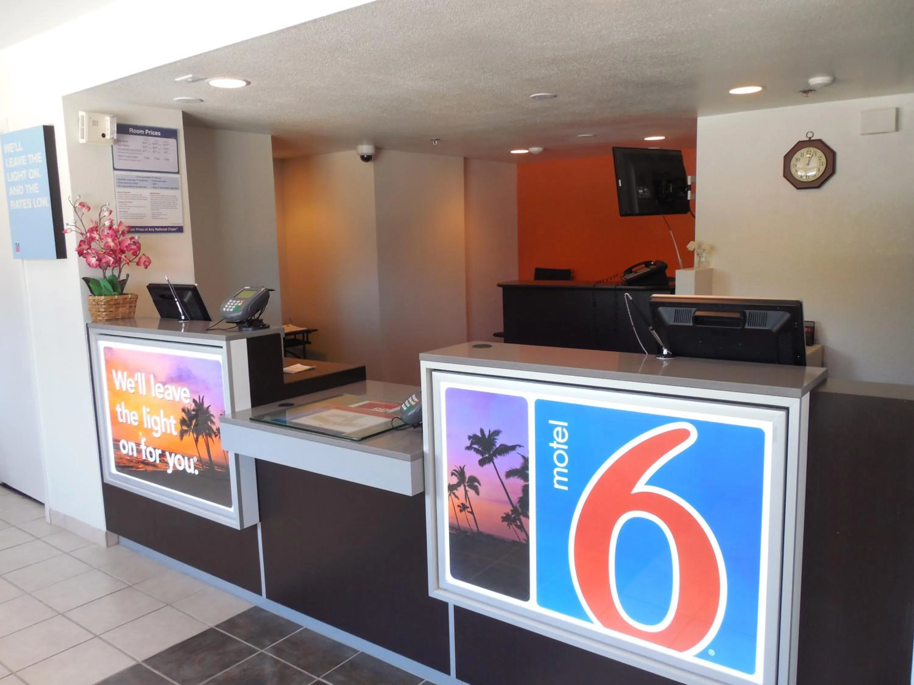 Lobby or reception in Motel 6-Temecula, CA - Historic Old Town