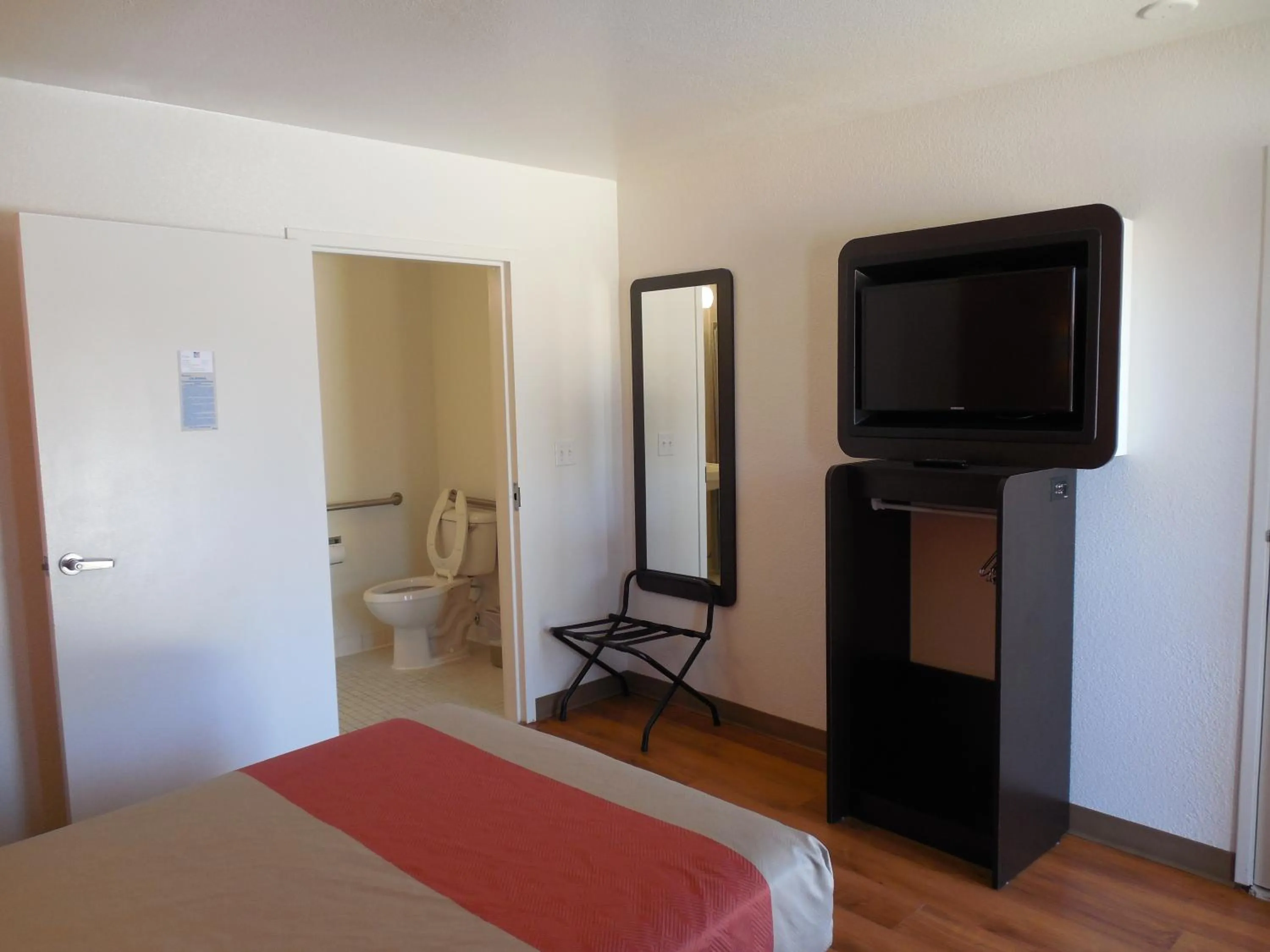 Photo of the whole room, Bed in Motel 6-Temecula, CA - Historic Old Town