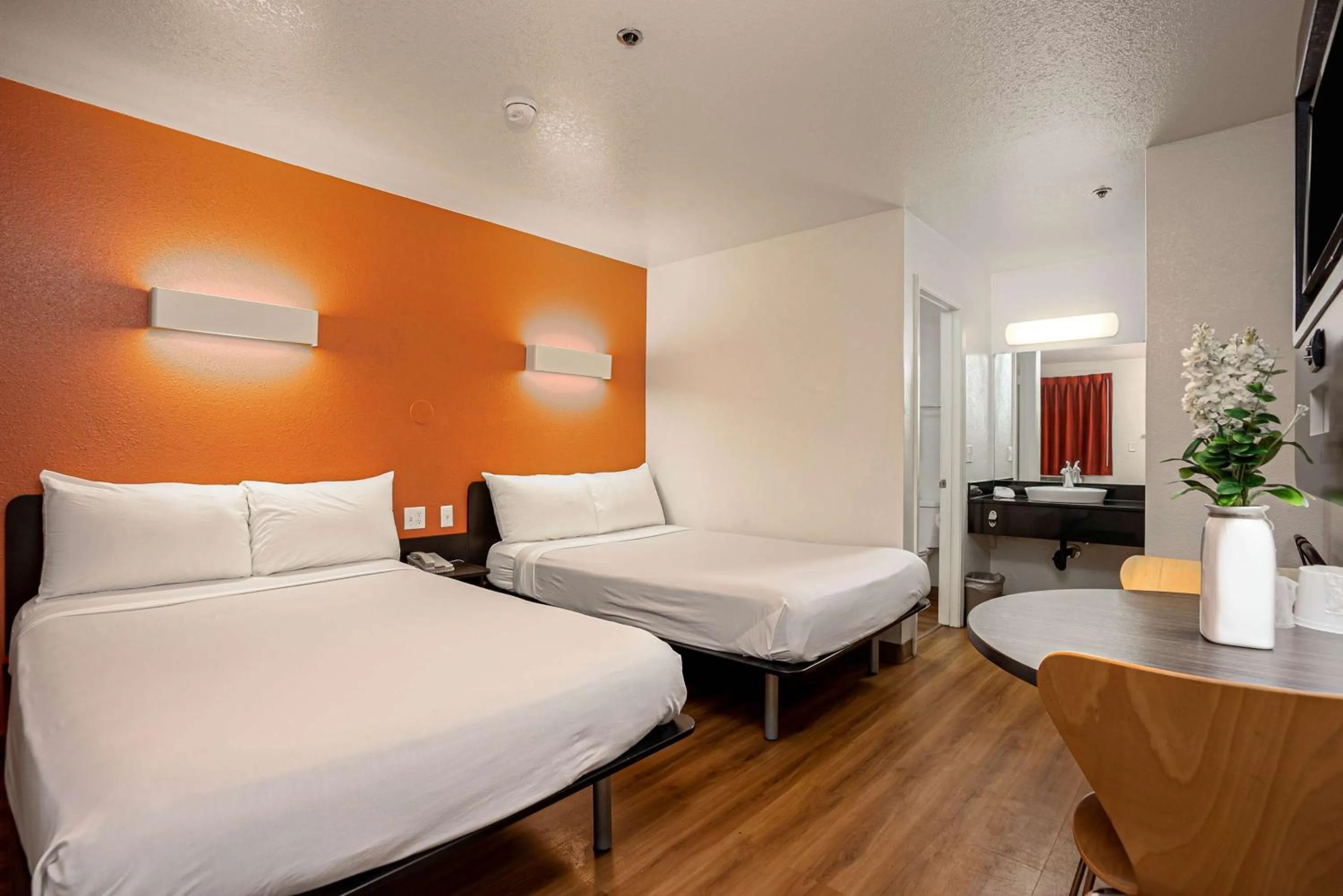 Bedroom, Bed in Motel 6-Temecula, CA - Historic Old Town