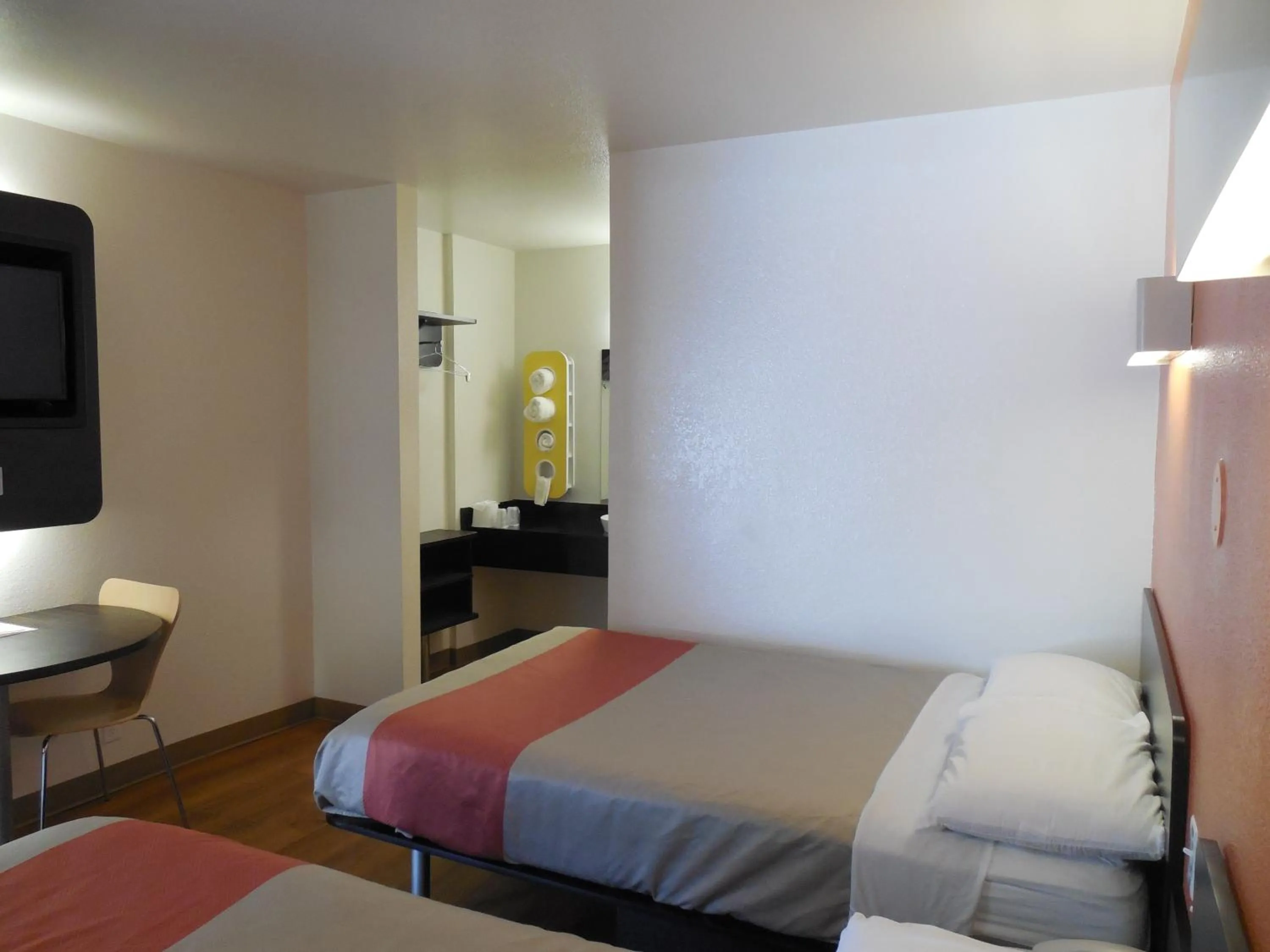 Photo of the whole room, Bed in Motel 6-Temecula, CA - Historic Old Town