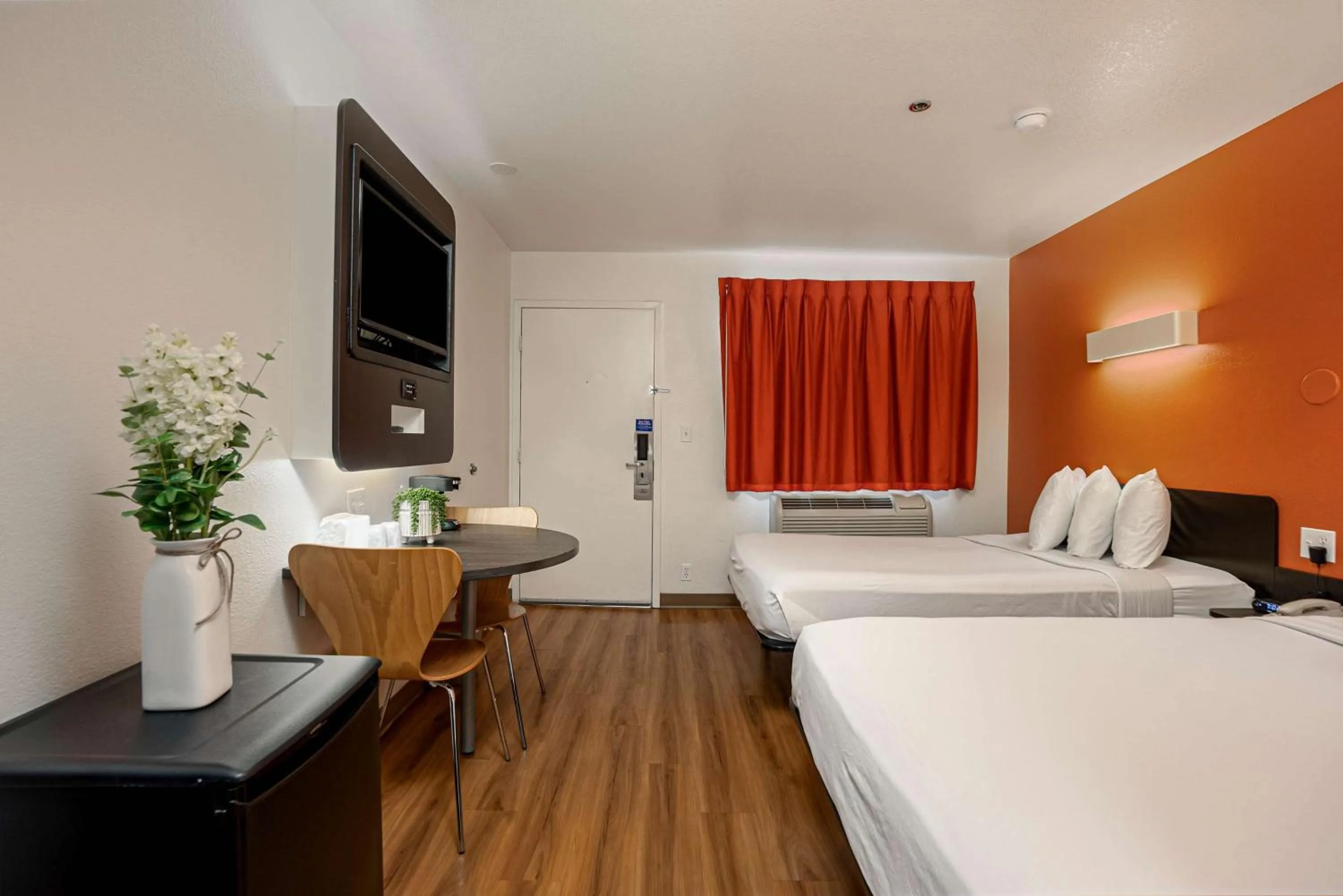 Bedroom, Bed in Motel 6-Temecula, CA - Historic Old Town