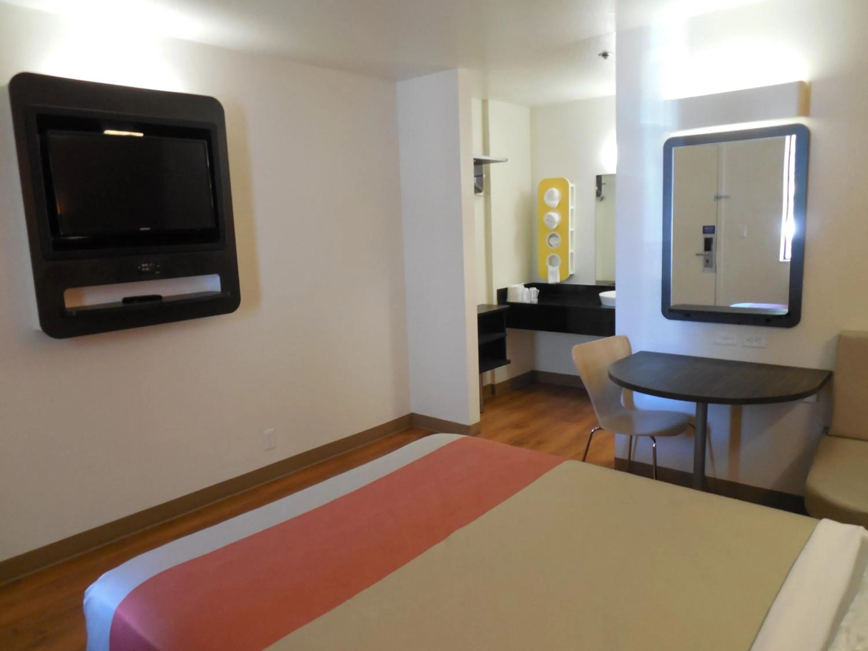 Photo of the whole room, Bed in Motel 6-Temecula, CA - Historic Old Town