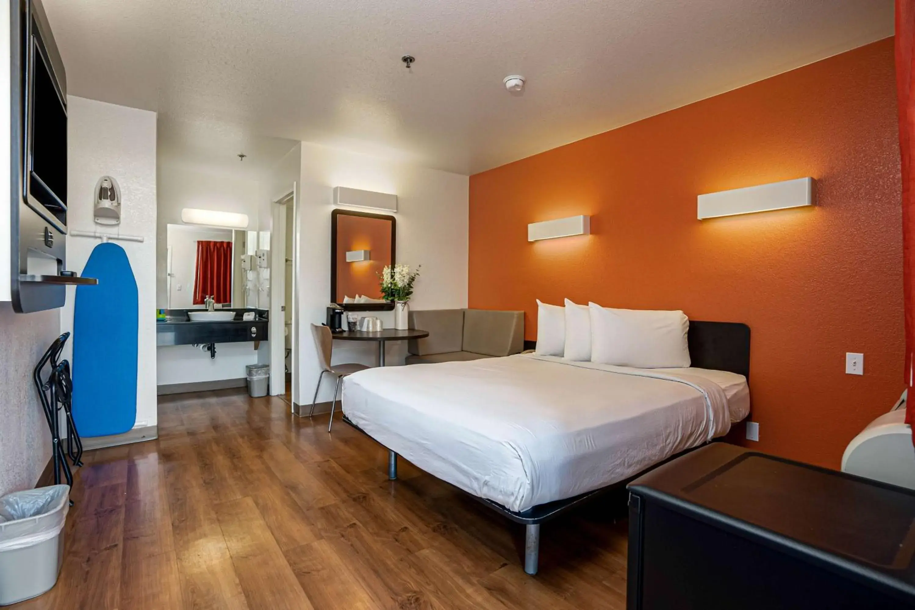 Queen Room in Motel 6-Temecula, CA - Historic Old Town Queen Room in Motel 6-Temecula, CA - Historic Old Town