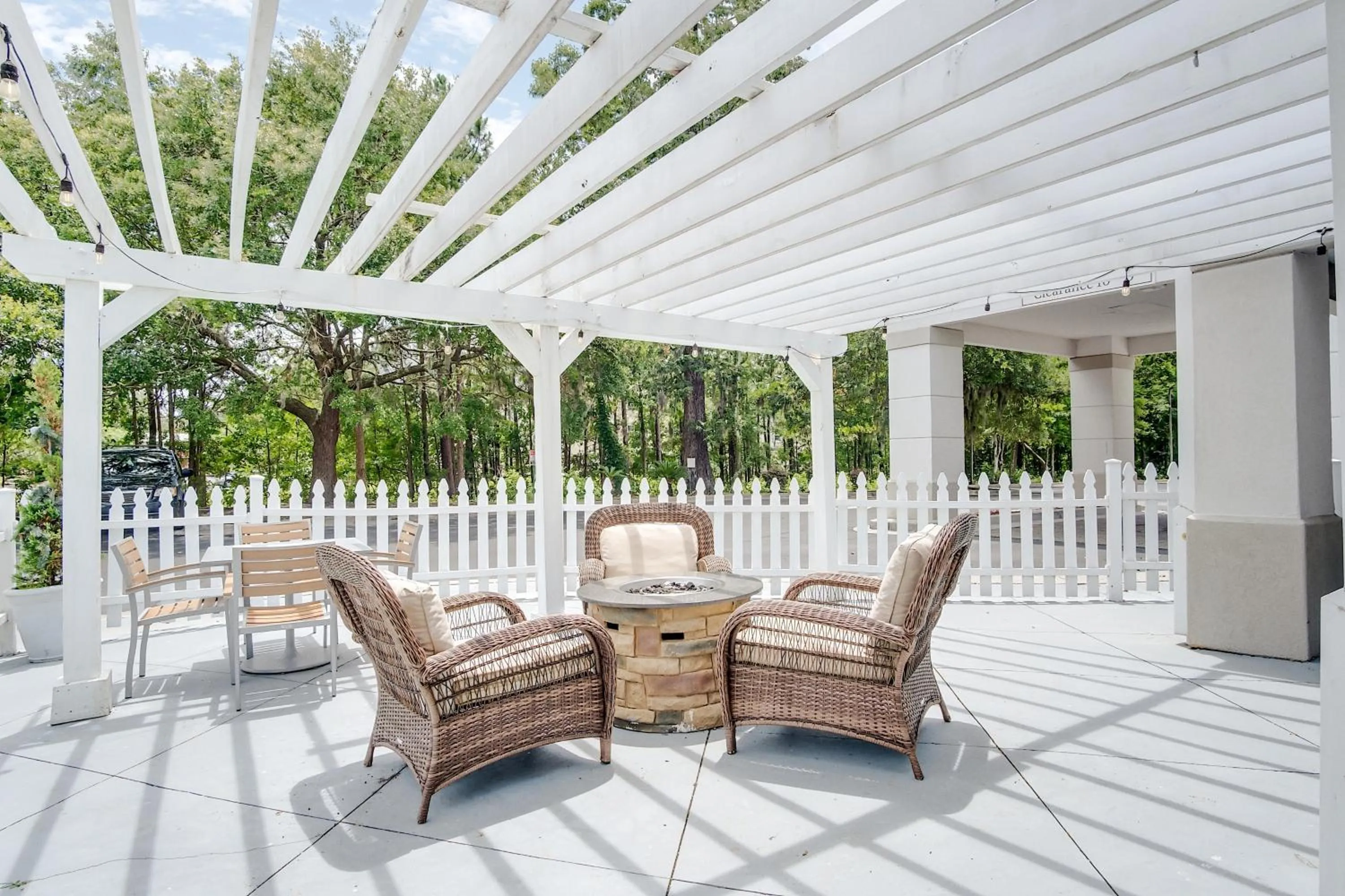 Seating area in Country Inn & Suites by Radisson, Savannah Southside