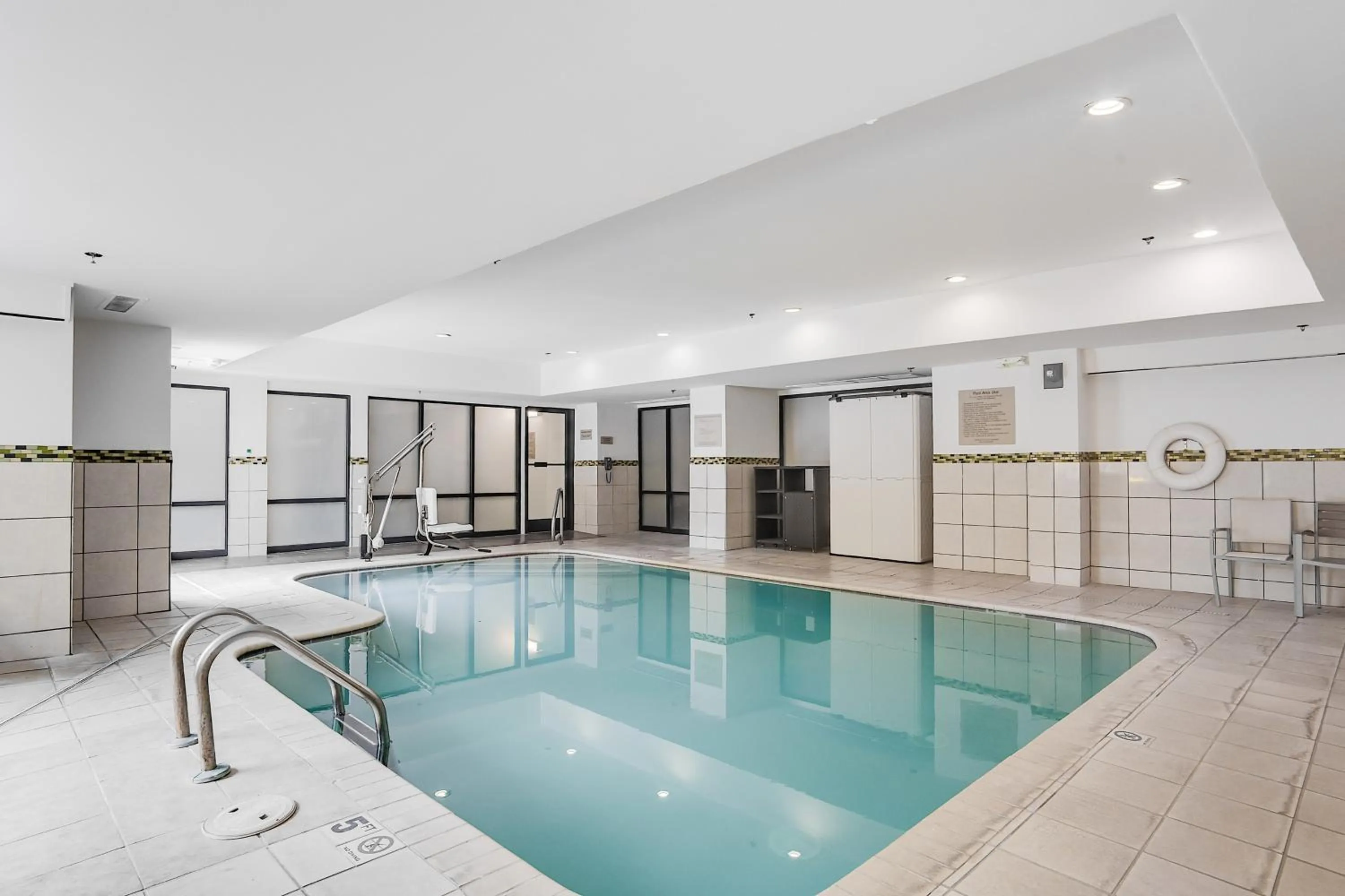 Swimming pool in Country Inn & Suites by Radisson, Savannah Southside