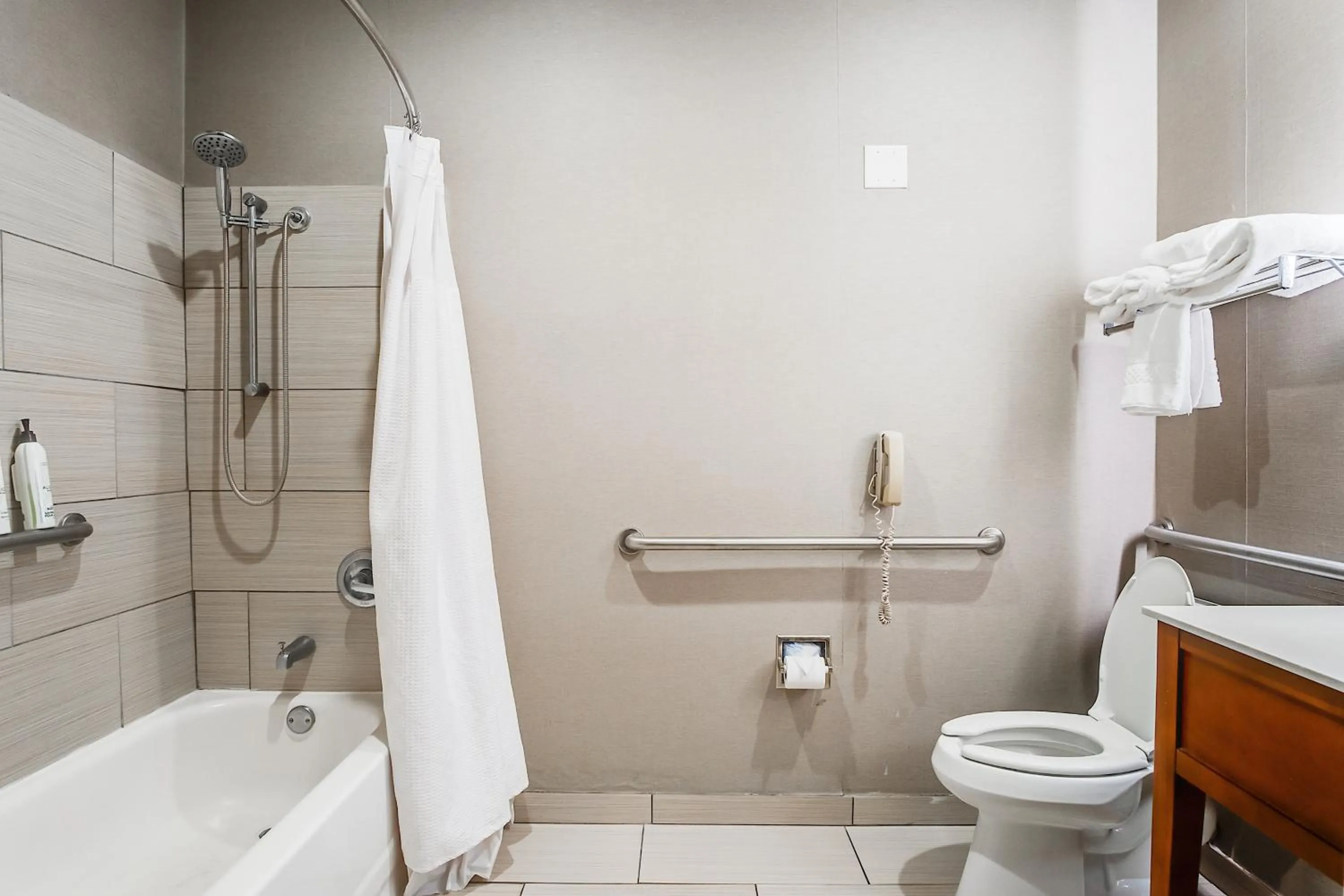 Bathroom in Country Inn & Suites by Radisson, Savannah Southside