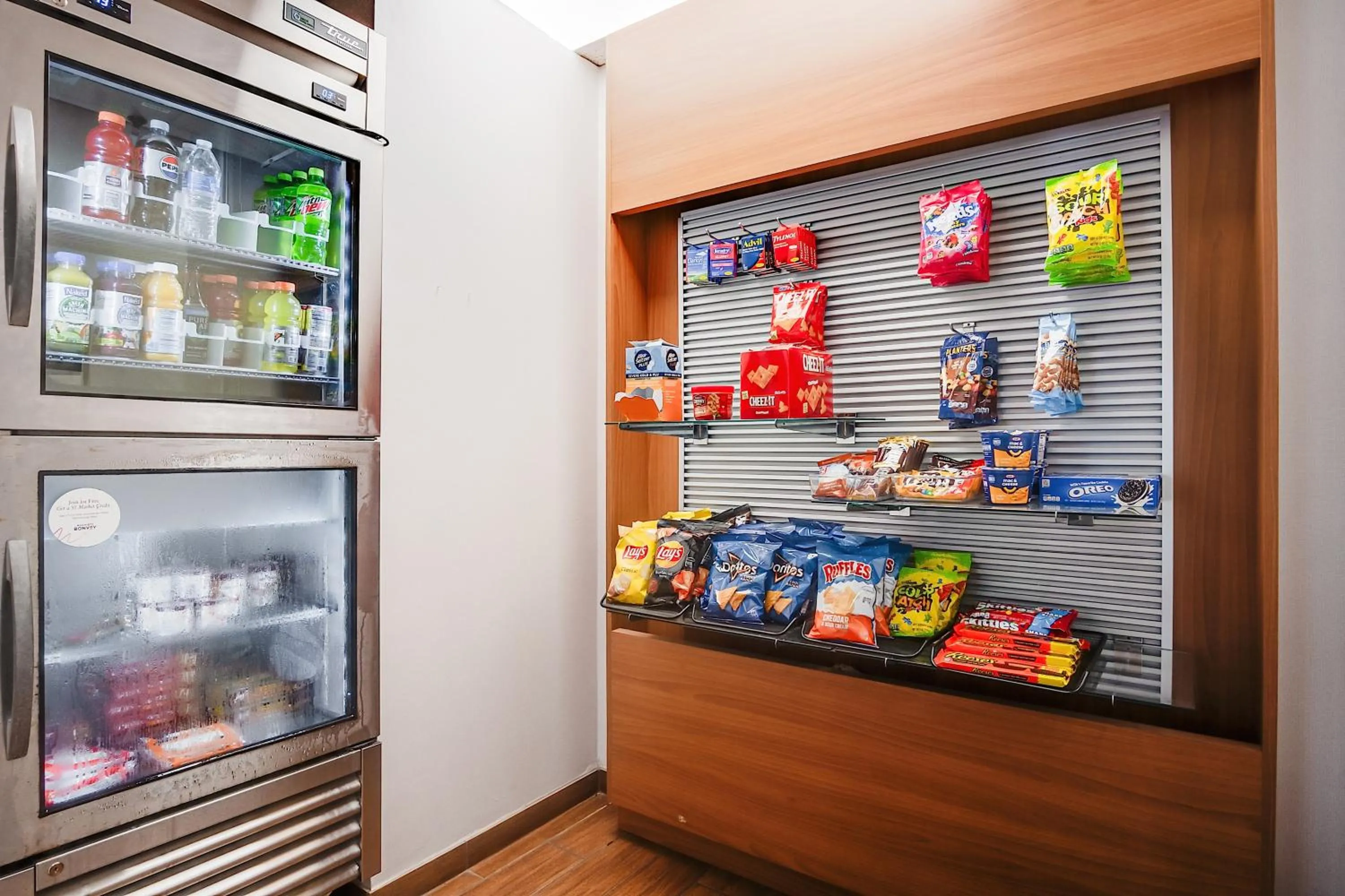 On-site shops in Country Inn & Suites by Radisson, Savannah Southside