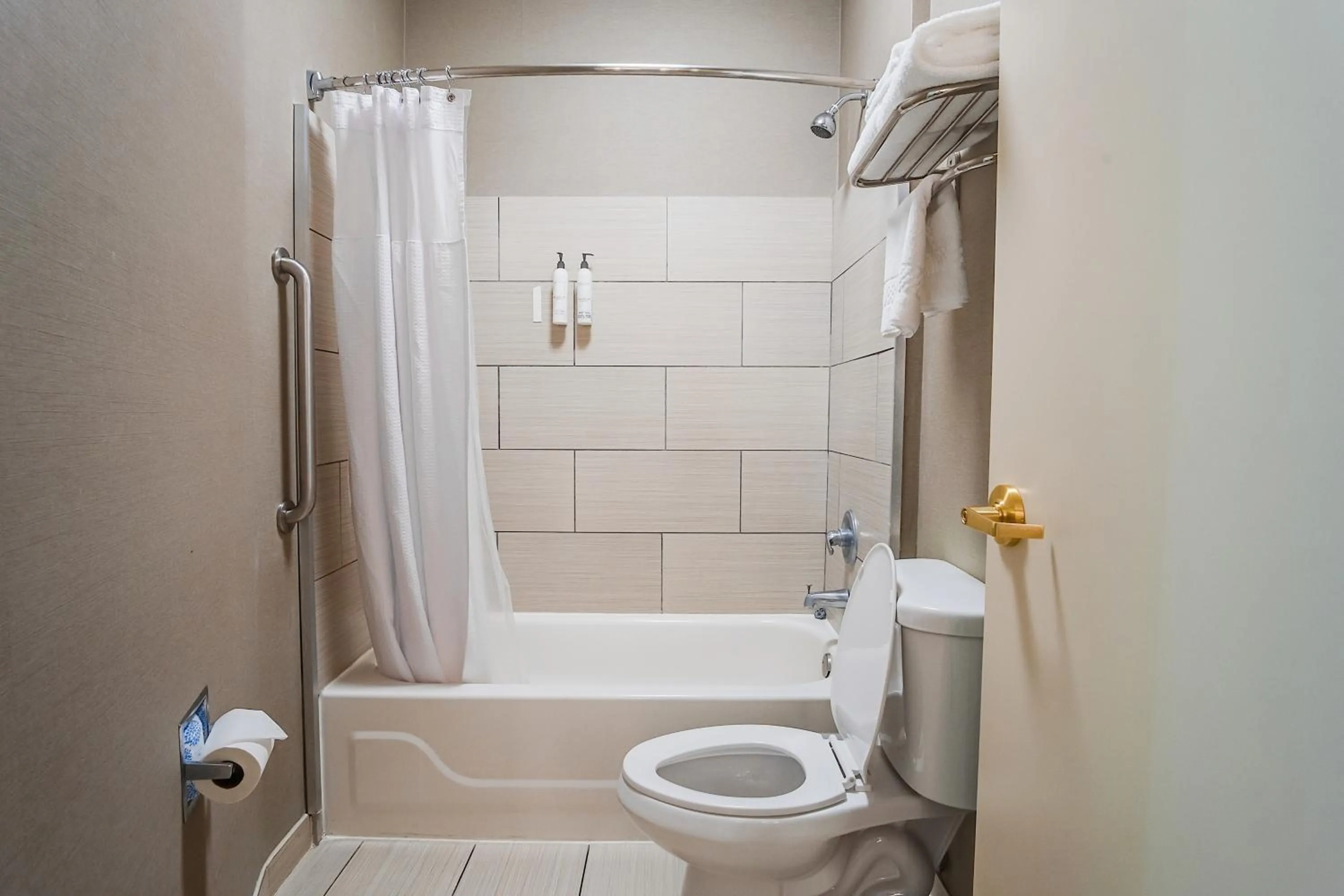 Bathroom in Country Inn & Suites by Radisson, Savannah Southside