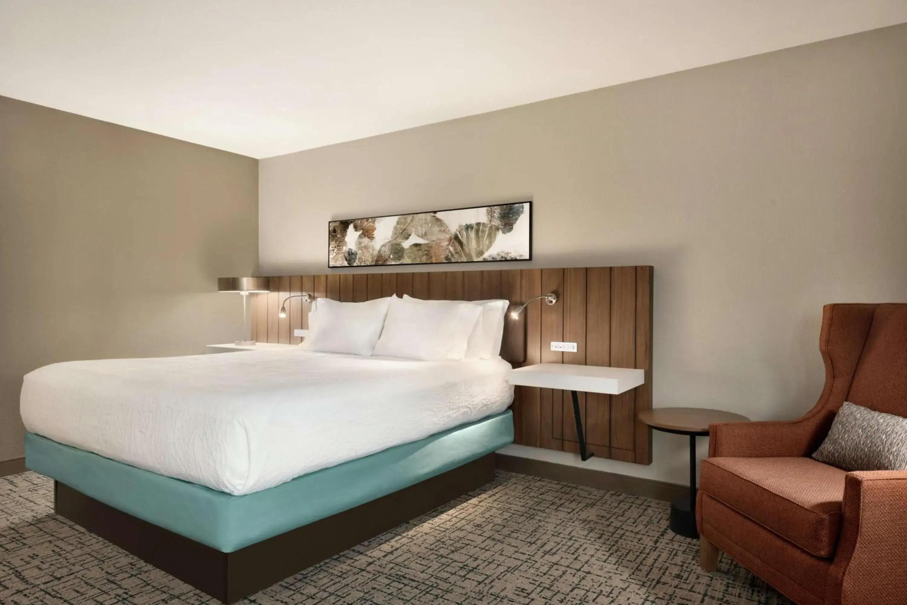 Living room, Bed in Hilton Garden Inn Dubuque Downtown Living room, Bed in Hilton Garden Inn Dubuque Downtown