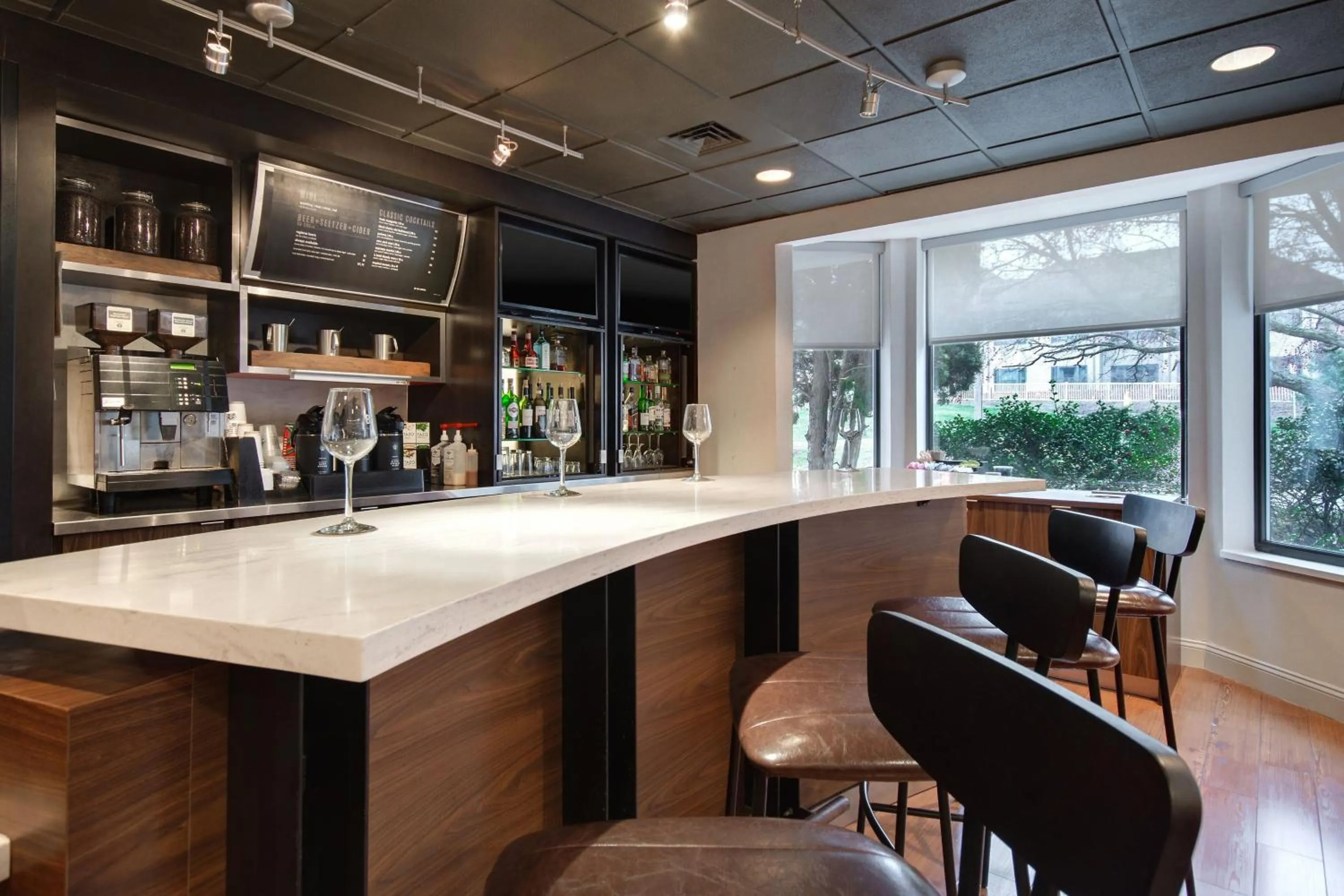 Restaurant/places to eat in Courtyard by Marriott State College