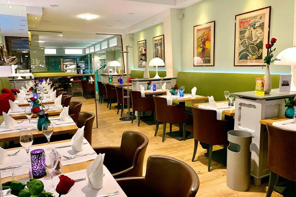 Restaurant/places to eat in Hotel Francais