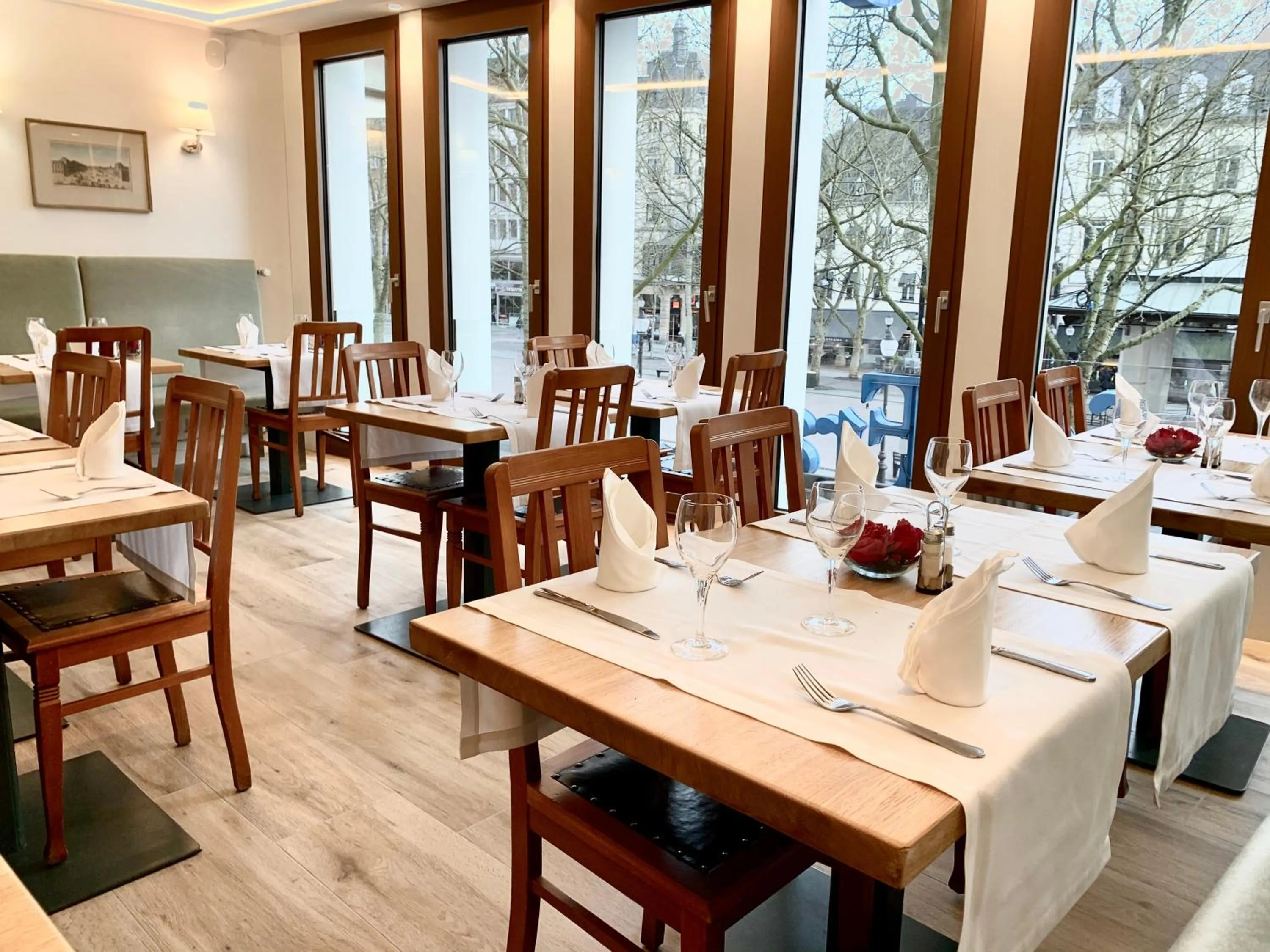 Restaurant/places to eat in Hotel Francais