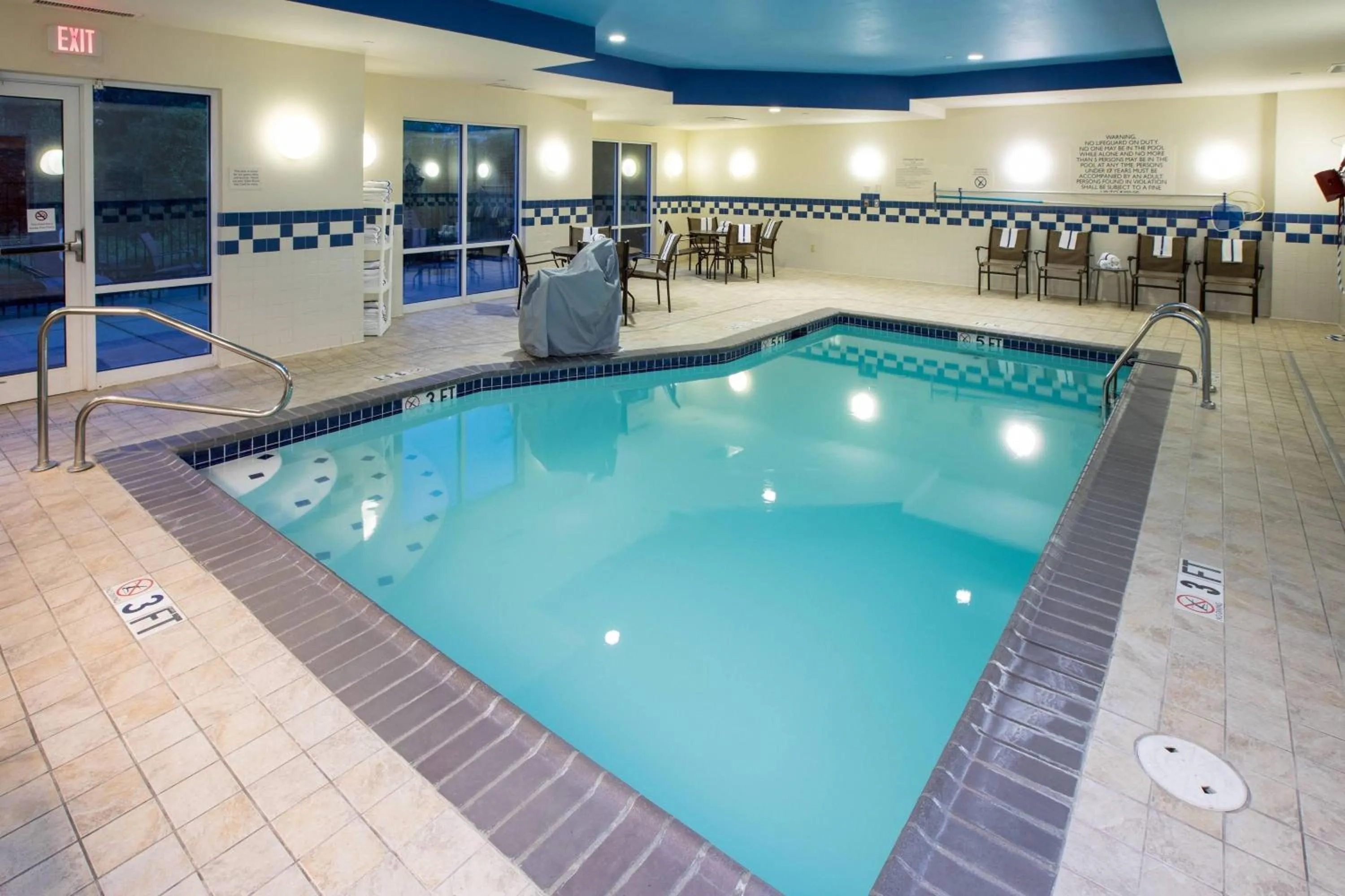 Swimming pool in Fairfield Inn & Suites by Marriott Elizabethtown