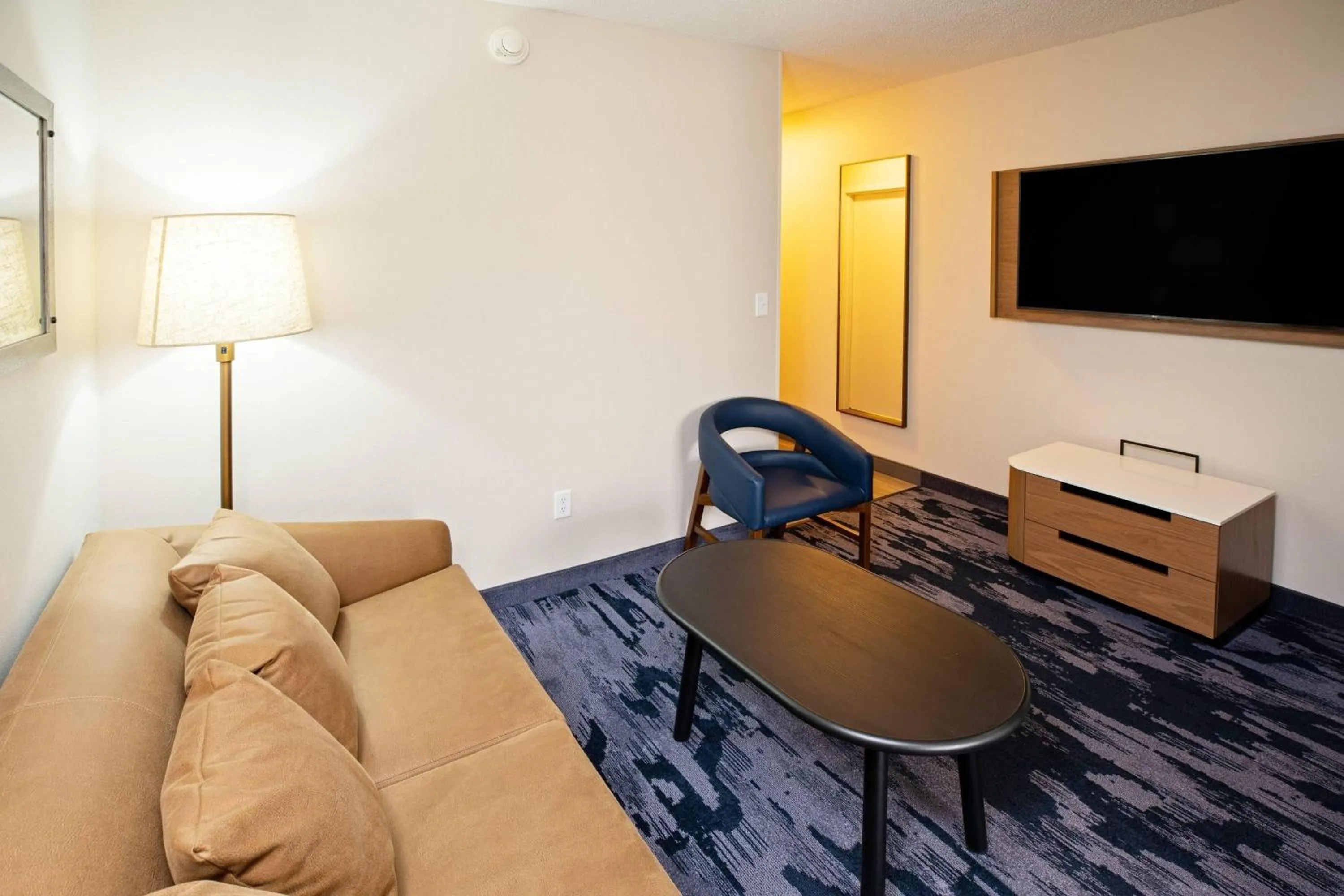 Living room, Bed in Fairfield Inn & Suites by Marriott Elizabethtown